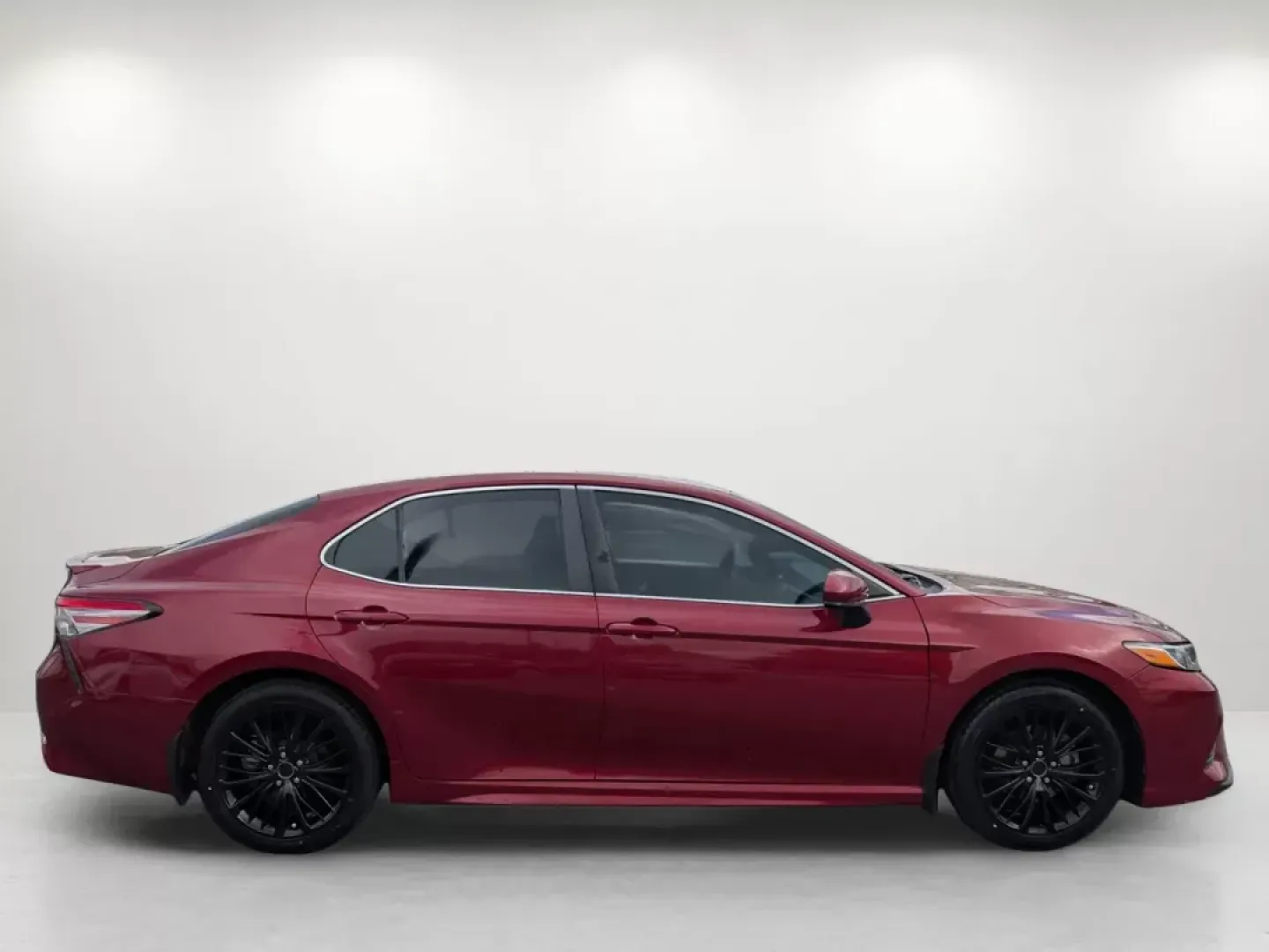 2018 Toyota Camry SE (4T1B11HK5JU) with an Regular Unleaded I-4 2.5 L/152 engine, 8-Speed Automatic w/OD transmission, located at 1430 Gateway Drive, Opelika, AL, 36801, (334) 239-0944, 32.637871, -85.409790 - 2018 Toyota Camry SE - Photo#4
