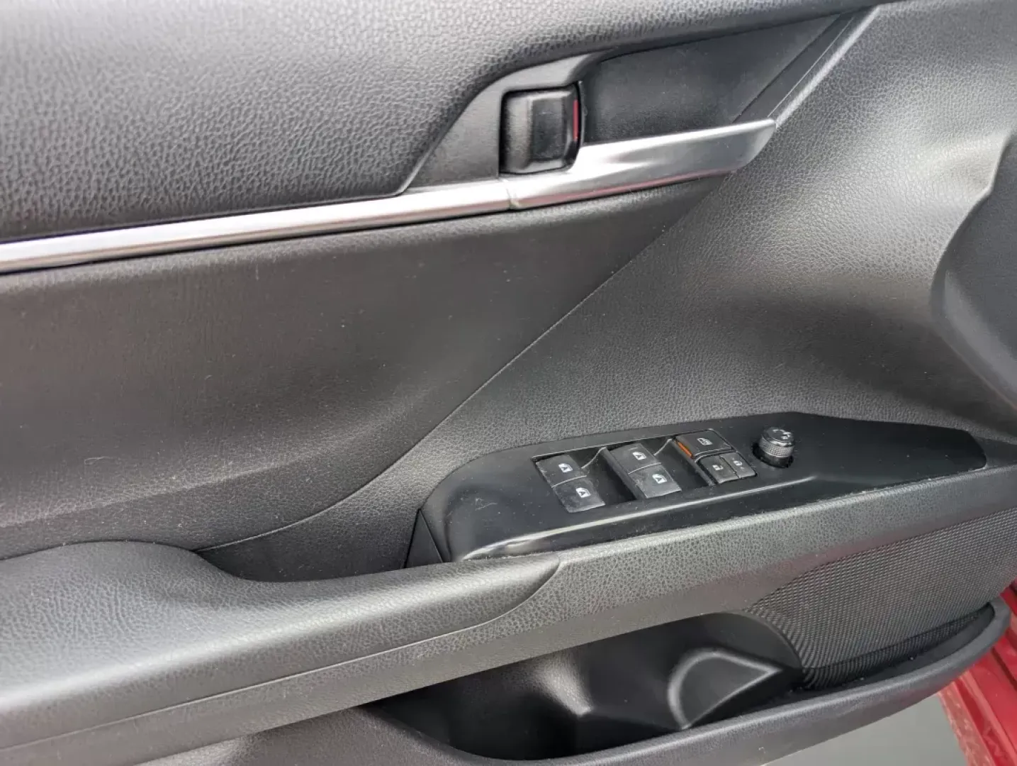 2018 Toyota Camry SE (4T1B11HK5JU) with an Regular Unleaded I-4 2.5 L/152 engine, 8-Speed Automatic w/OD transmission, located at 1430 Gateway Drive, Opelika, AL, 36801, (334) 239-0944, 32.637871, -85.409790 - 2018 Toyota Camry SE - Photo#9