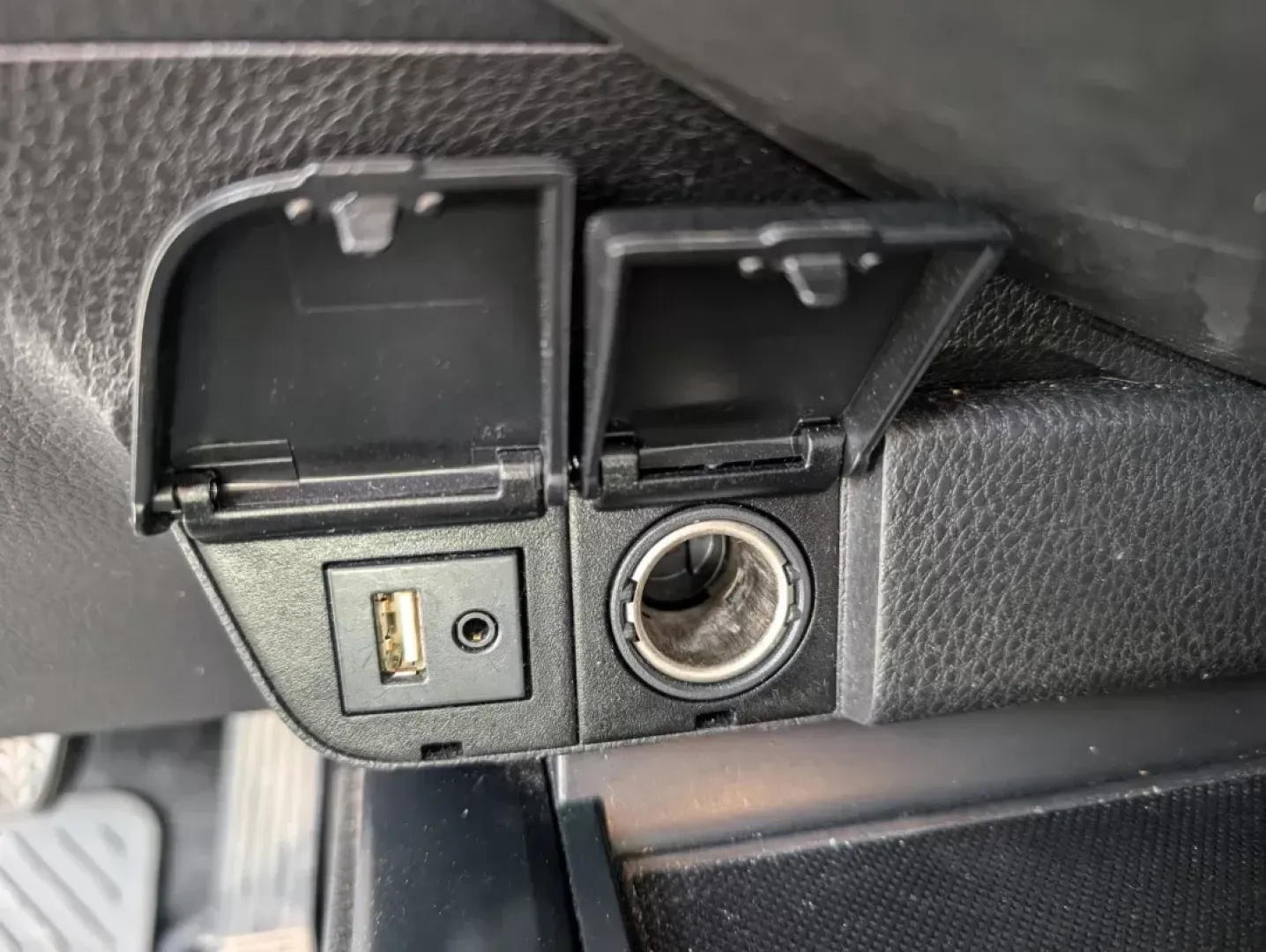 2018 Toyota Camry LE (4T1B11HK0JU) with an Regular Unleaded I-4 2.5 L/152 engine, 8-Speed Automatic w/OD transmission, located at 7000 Northlake Connector, Columbus, GA, 31904, (706) 987-8085, 32.524975, -84.978134 - 2018 Toyota Camry LE - Photo#13