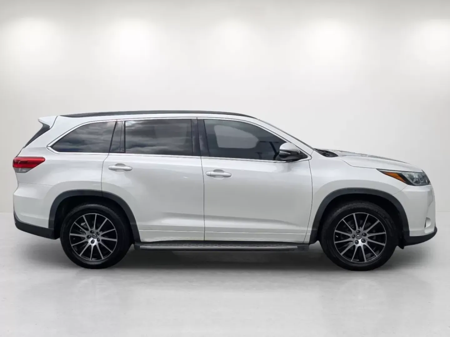 2018 Toyota Highlander (5TDKZRFH0JS) with an Other engine, located at 3959 U.S. 80 W, Phenix City, AL, 36870, (334) 297-4885, 32.469296, -85.135185 - **Experience Unmatched Versatility with the 2018 Toyota Highlander at Gils Auto - Your Buy Here Pay Here Dealership in Phenix City, AL!**<br /> <br /> Are you ready to elevate your family adventures, daily commutes, or weekend getaways? Meet the 2018 Toyota Highlander, the perfect blend of comfort, - Photo#4