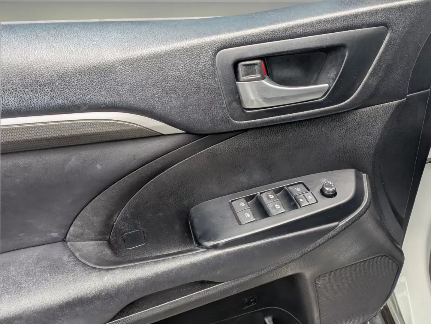 2018 Toyota Highlander (5TDKZRFH0JS) with an Other engine, located at 3959 U.S. 80 W, Phenix City, AL, 36870, (334) 297-4885, 32.469296, -85.135185 - **Experience Unmatched Versatility with the 2018 Toyota Highlander at Gils Auto - Your Buy Here Pay Here Dealership in Phenix City, AL!**<br /> <br /> Are you ready to elevate your family adventures, daily commutes, or weekend getaways? Meet the 2018 Toyota Highlander, the perfect blend of comfort, - Photo#9