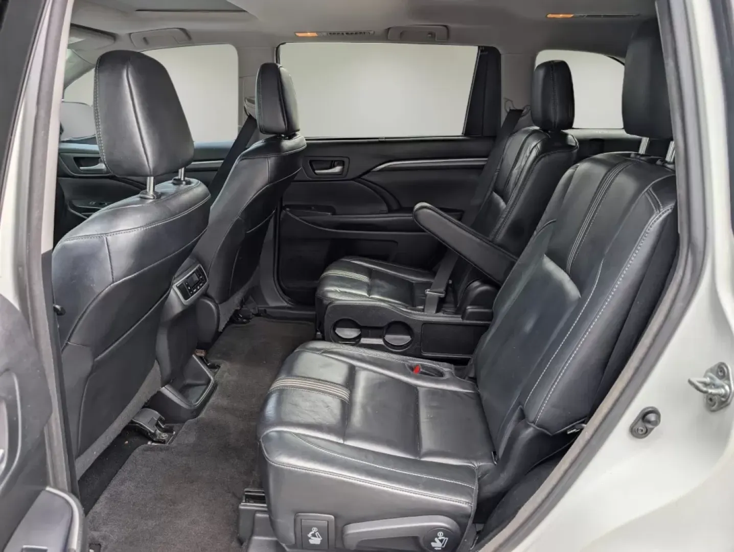 2018 Toyota Highlander (5TDKZRFH0JS) with an Other engine, located at 3959 U.S. 80 W, Phenix City, AL, 36870, (334) 297-4885, 32.469296, -85.135185 - **Experience Unmatched Versatility with the 2018 Toyota Highlander at Gils Auto - Your Buy Here Pay Here Dealership in Phenix City, AL!**<br /> <br /> Are you ready to elevate your family adventures, daily commutes, or weekend getaways? Meet the 2018 Toyota Highlander, the perfect blend of comfort, - Photo#11