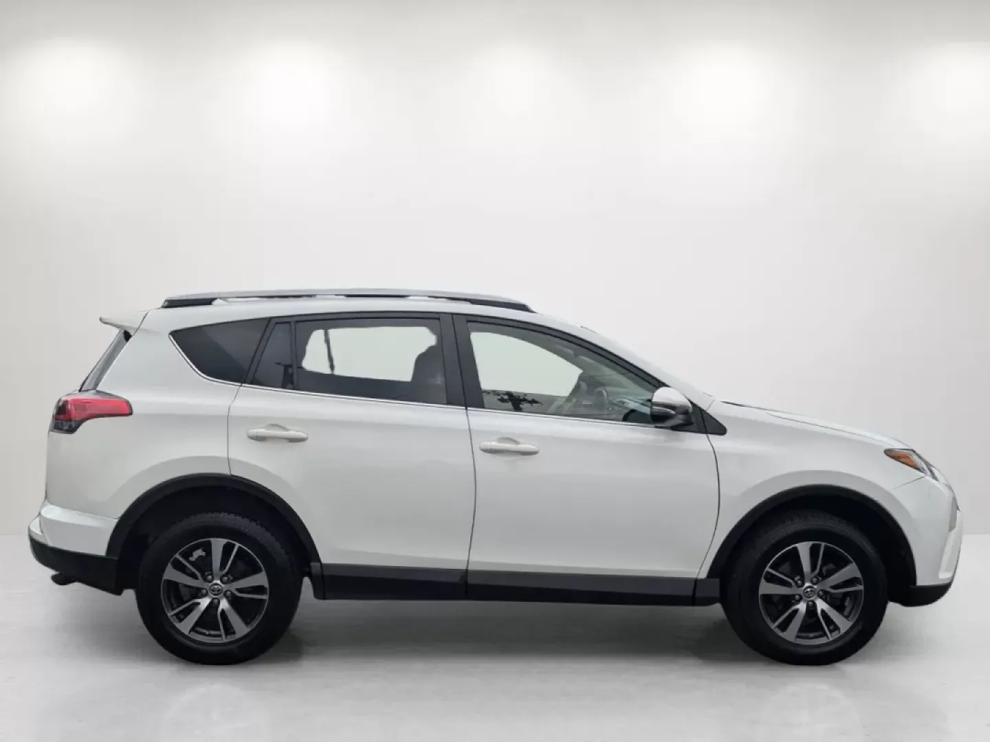 2018 Toyota RAV4 XLE (JTMWFREV7JJ) with an Other engine, located at 7000 Northlake Connector, Columbus, GA, 31904, (706) 987-8085, 32.524975, -84.978134 - **Discover Your Next Adventure with the 2018 Toyota RAV4 at Gils Auto - Phenix City!** <br /> <br /> Are you ready to elevate your lifestyle? Whether you're a busy professional navigating your daily commute, a growing family seeking space and comfort, or an adventurous soul ready for weekend getawa - Photo#3