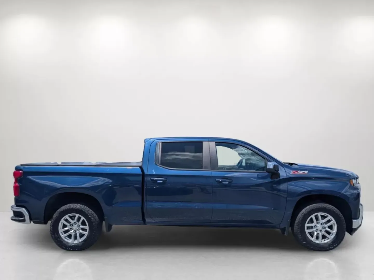 2019 /Jet Black Chevrolet Silverado 1500 LT (3GCUYDED8KG) with an Other engine, located at 3959 U.S. 80 W, Phenix City, AL, 36870, (334) 297-4885, 32.469296, -85.135185 - Discover the thrill of adventure with this 2019 Chevrolet Silverado 1500 LT, a pickup truck designed for those who crave both ruggedness and comfort, perfect for weekend getaways or daily commuting in Phenix City, AL. Whether you're a growing family needing extra space or a weekend warrior ready for - Photo#3