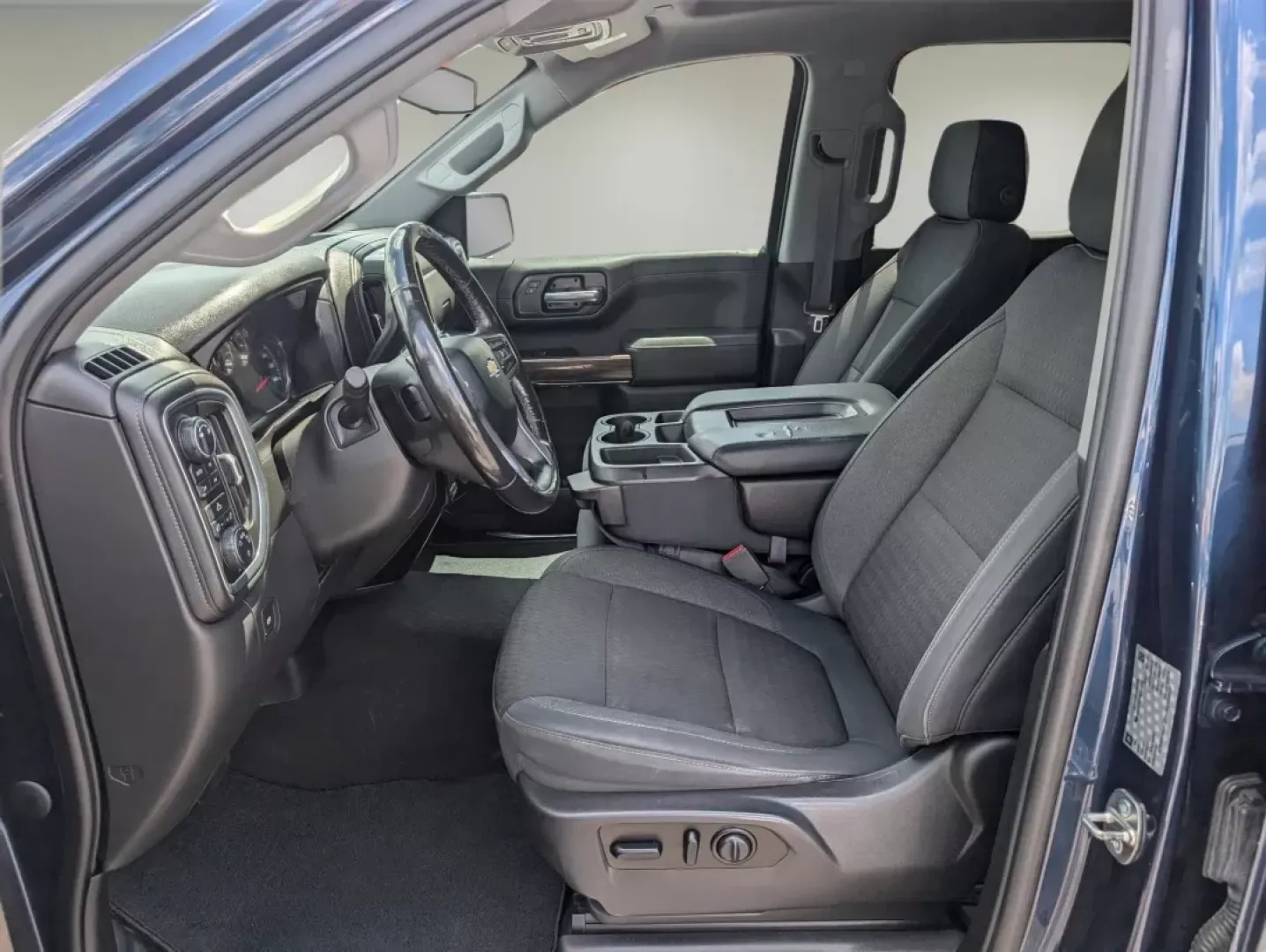 2019 /Jet Black Chevrolet Silverado 1500 LT (3GCUYDED8KG) with an Other engine, located at 3959 U.S. 80 W, Phenix City, AL, 36870, (334) 297-4885, 32.469296, -85.135185 - Discover the thrill of adventure with this 2019 Chevrolet Silverado 1500 LT, a pickup truck designed for those who crave both ruggedness and comfort, perfect for weekend getaways or daily commuting in Phenix City, AL. Whether you're a growing family needing extra space or a weekend warrior ready for - Photo#9