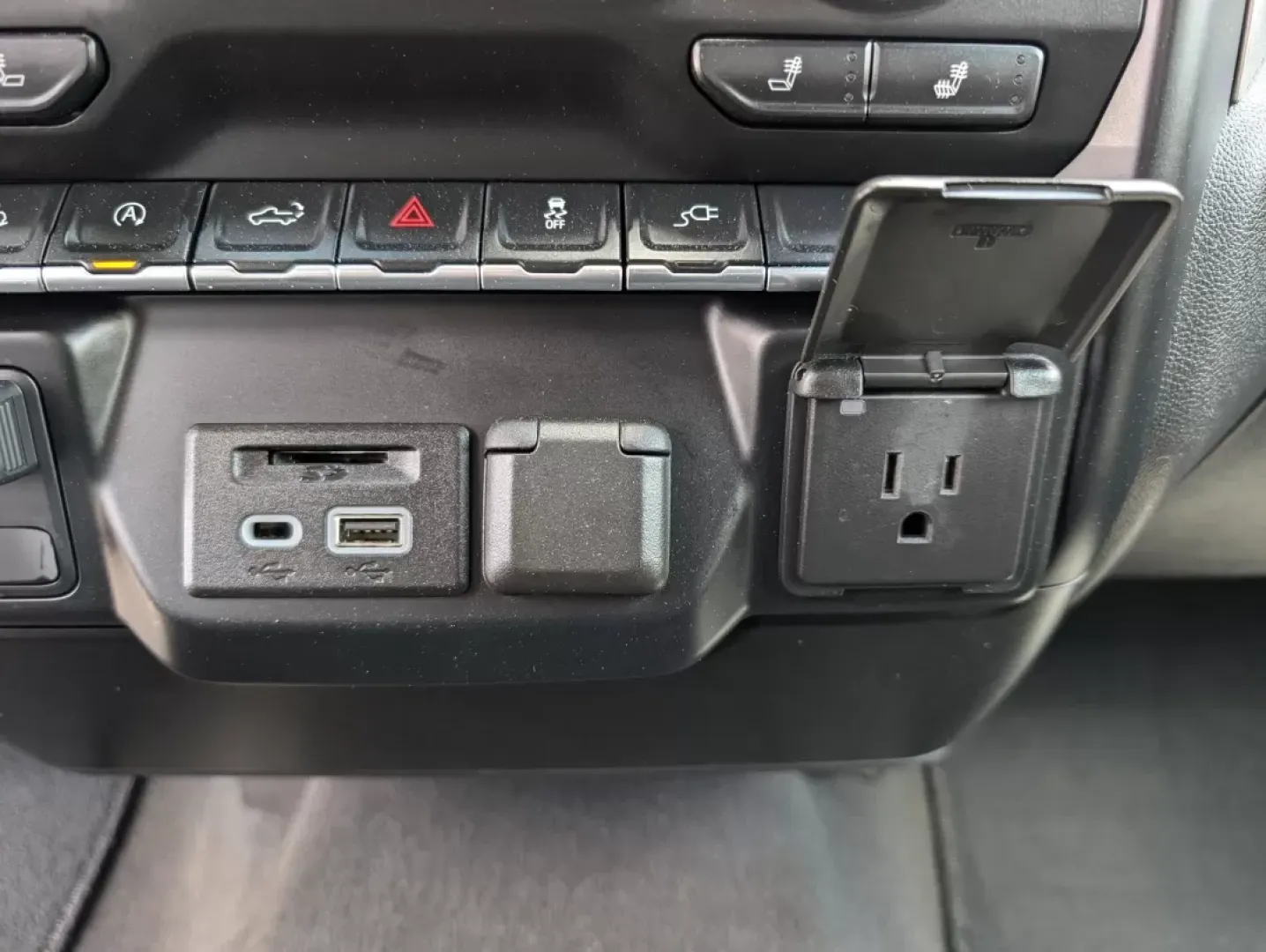 2019 /Jet Black Chevrolet Silverado 1500 LT (3GCUYDED8KG) with an Other engine, located at 3959 U.S. 80 W, Phenix City, AL, 36870, (334) 297-4885, 32.469296, -85.135185 - Discover the thrill of adventure with this 2019 Chevrolet Silverado 1500 LT, a pickup truck designed for those who crave both ruggedness and comfort, perfect for weekend getaways or daily commuting in Phenix City, AL. Whether you're a growing family needing extra space or a weekend warrior ready for - Photo#13