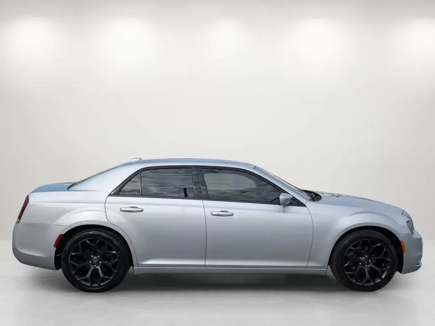 2019 /Black Chrysler 300 300S (2C3CCABG2KH) with an Regular Unleaded V-6 3.6 L/220 engine, 8-Speed Automatic w/OD transmission, located at 1430 Gateway Drive, Opelika, AL, 36801, (334) 239-0944, 32.637871, -85.409790 - 2019 Chrysler 300 300S - Photo#3