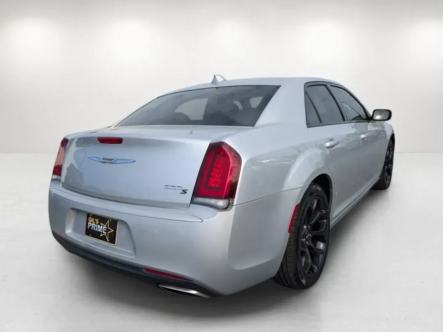 2019 /Black Chrysler 300 300S (2C3CCABG2KH) with an Regular Unleaded V-6 3.6 L/220 engine, 8-Speed Automatic w/OD transmission, located at 1430 Gateway Drive, Opelika, AL, 36801, (334) 239-0944, 32.637871, -85.409790 - 2019 Chrysler 300 300S - Photo#4