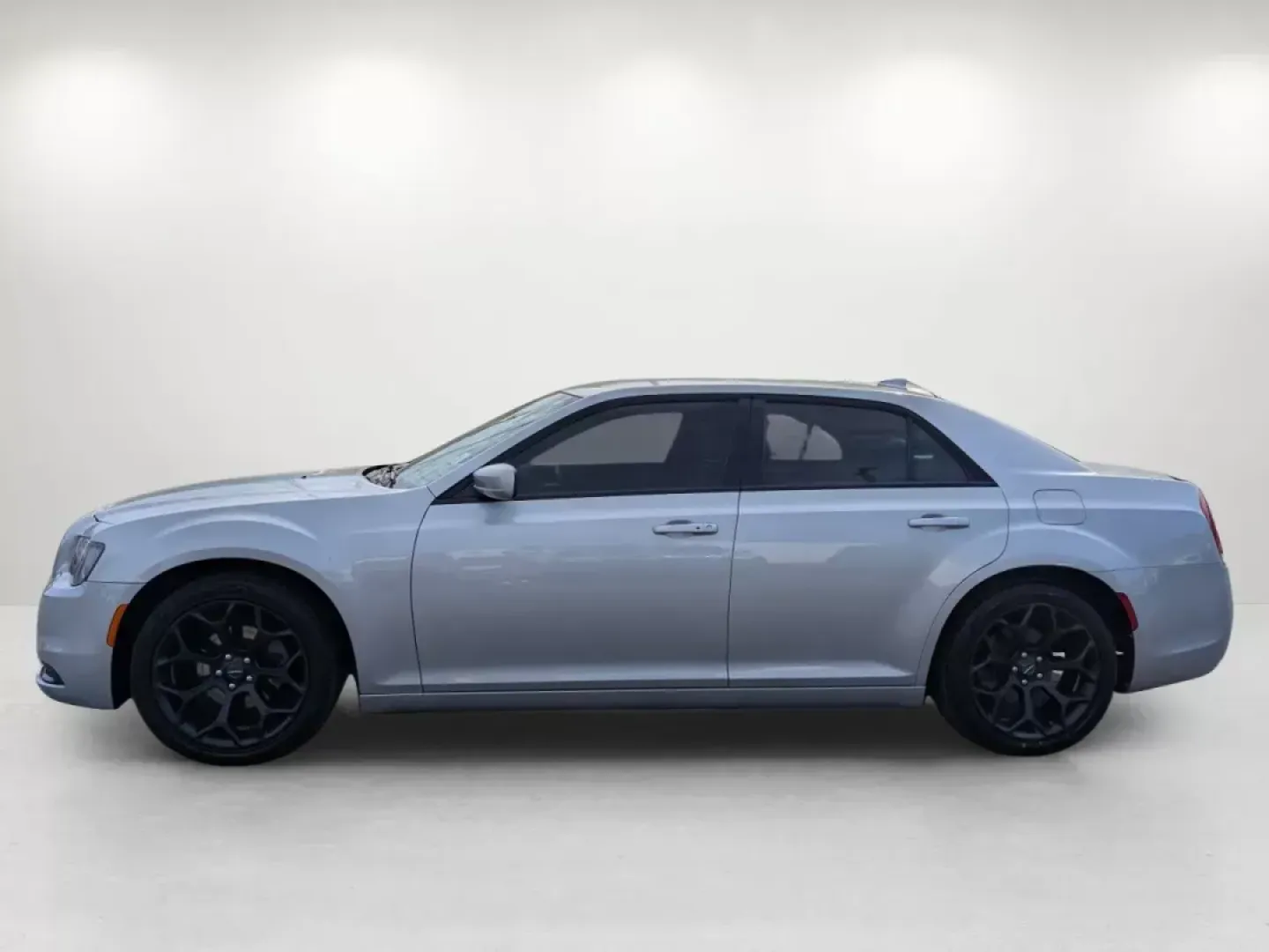 2019 /Black Chrysler 300 300S (2C3CCABG2KH) with an Regular Unleaded V-6 3.6 L/220 engine, 8-Speed Automatic w/OD transmission, located at 1430 Gateway Drive, Opelika, AL, 36801, (334) 239-0944, 32.637871, -85.409790 - 2019 Chrysler 300 300S - Photo#7