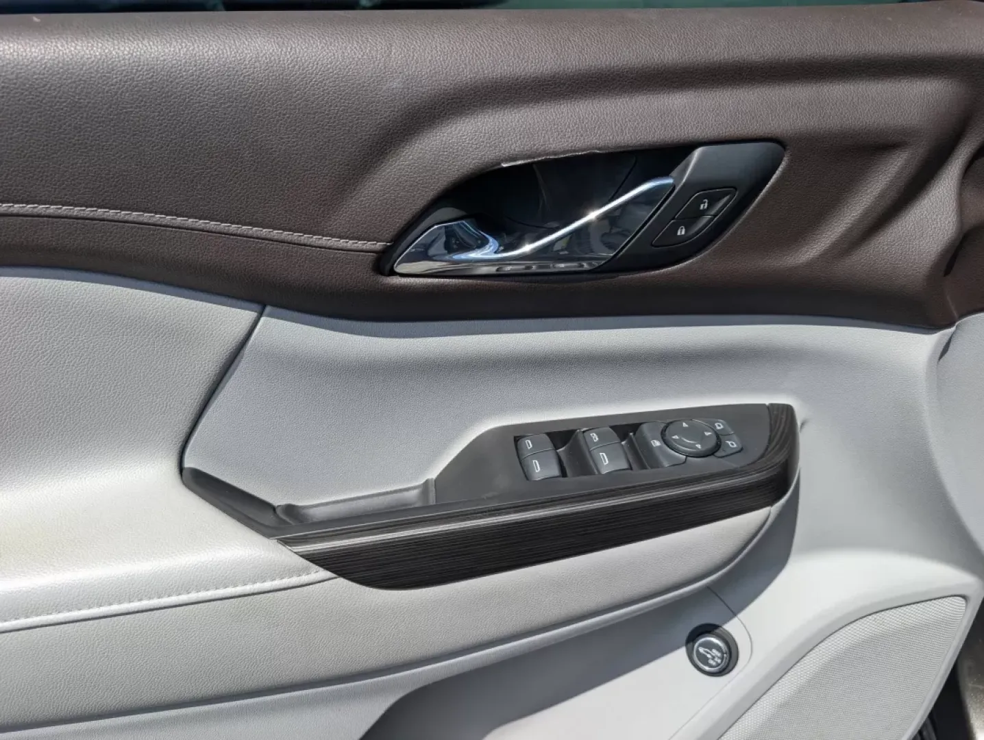 2019 /Cocoa/ Light Ash Gray GMC Acadia SLT (1GKKNMLS2KZ) with an Other engine, located at 804 22nd Ave, Phenix City, AL, 36870, (334) 297-1860, 32.484749, -85.024475 - Experience the perfect blend of style, space, and performance with the 2019 GMC Acadia SLT, now available at Gils Auto in Phenix City, AL. This Sport Utility Vehicle (SUV) isn't just a vehicle; it's a lifestyle upgrade, making it ideal for growing families, weekend adventurers, or anyone seeking a r - Photo#8