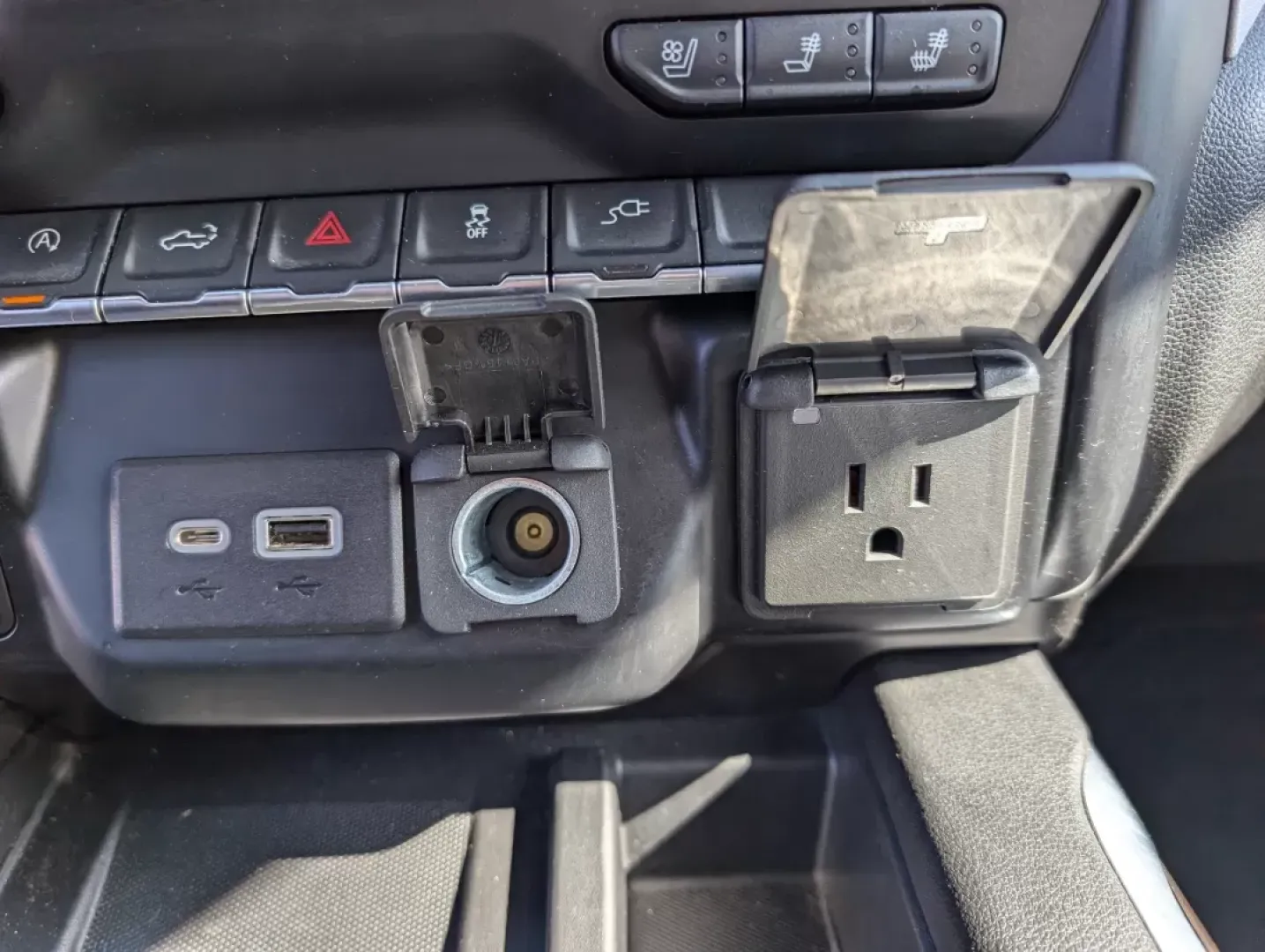 2019 /Jet Black GMC Sierra 1500 SLT (3GTU9DED8KG) with an Other engine, located at 1430 Gateway Drive, Opelika, AL, 36801, (334) 239-0944, 32.637871, -85.409790 - **Unleash Adventure with the 2019 GMC Sierra 1500 SLT Your Perfect Companion for Every Journey!**<br /> <br /> Are you ready to elevate your driving experience? The 2019 GMC Sierra 1500 SLT is more than just a vehicle; it's an invitation to adventure, ideal for those who crave the open road and the - Photo#12