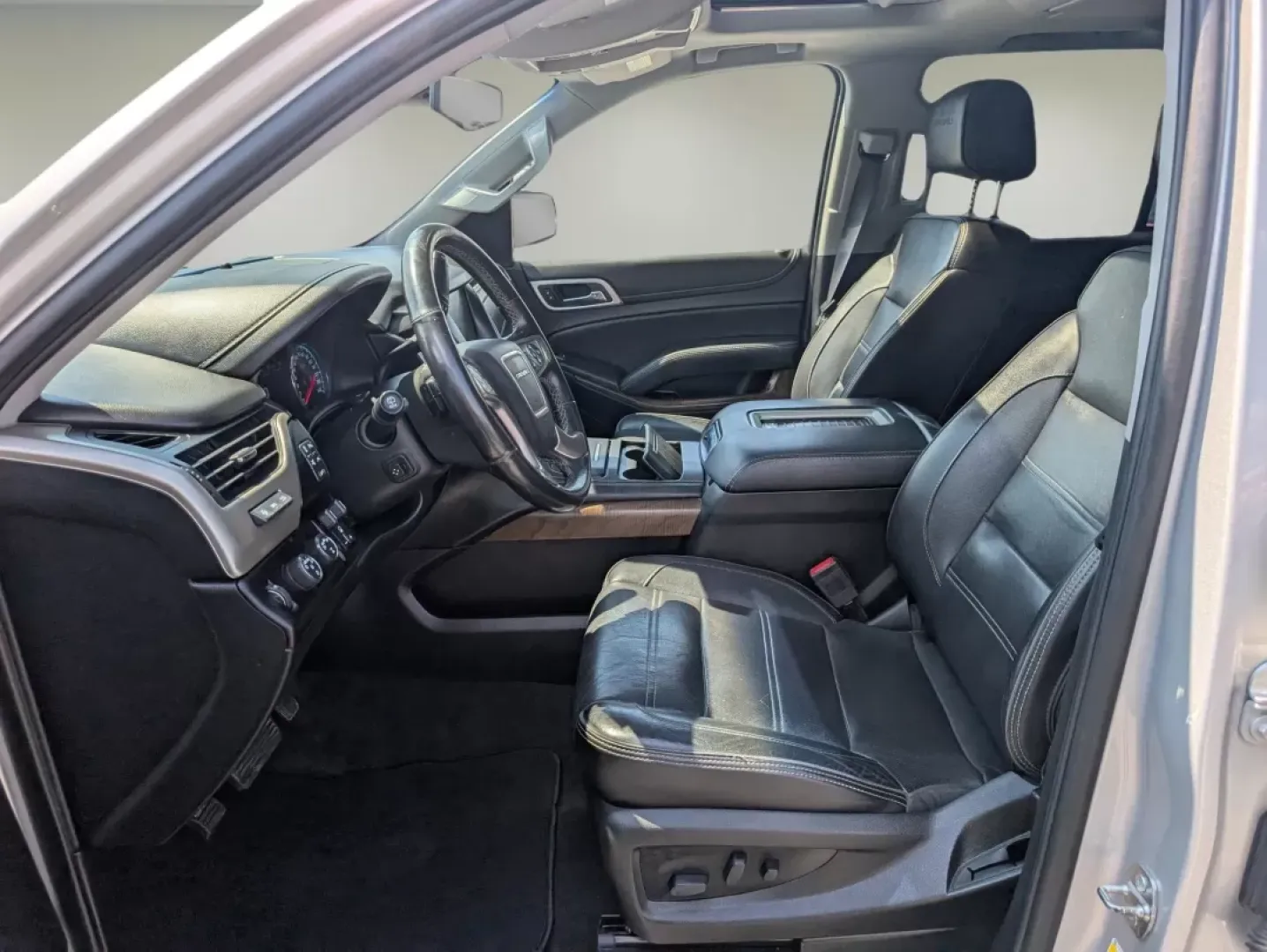 2019 /Jet Black GMC Yukon Denali (1GKS2CKJ8KR) with an Other engine, located at 1430 Gateway Drive, Opelika, AL, 36801, (334) 239-0944, 32.637871, -85.409790 - **Find Your Adventure with the 2019 GMC Yukon Denali at Gils Auto!**<br /> <br /> If you're seeking a vehicle that combines luxury, power, and versatility, look no further than our stunning 2019 GMC Yukon Denali, available now at Gils Auto in Phenix City, AL. Perfect for families needing ample space - Photo#9