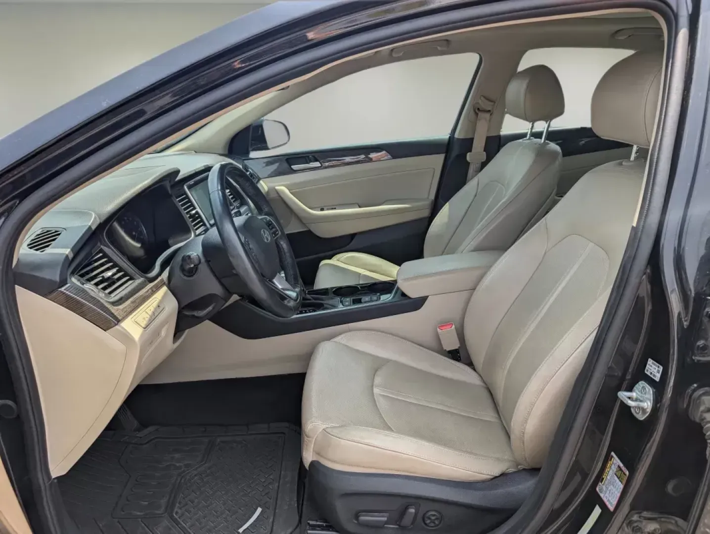 2019 /Beige Hyundai Sonata Limited (5NPE34AF6KH) with an Regular Unleaded I-4 2.4 L/144 engine, 6-Speed Automatic w/OD transmission, located at 3959 U.S. 80 W, Phenix City, AL, 36870, (334) 297-4885, 32.469296, -85.135185 - 2019 Hyundai Sonata Limited - Photo#10
