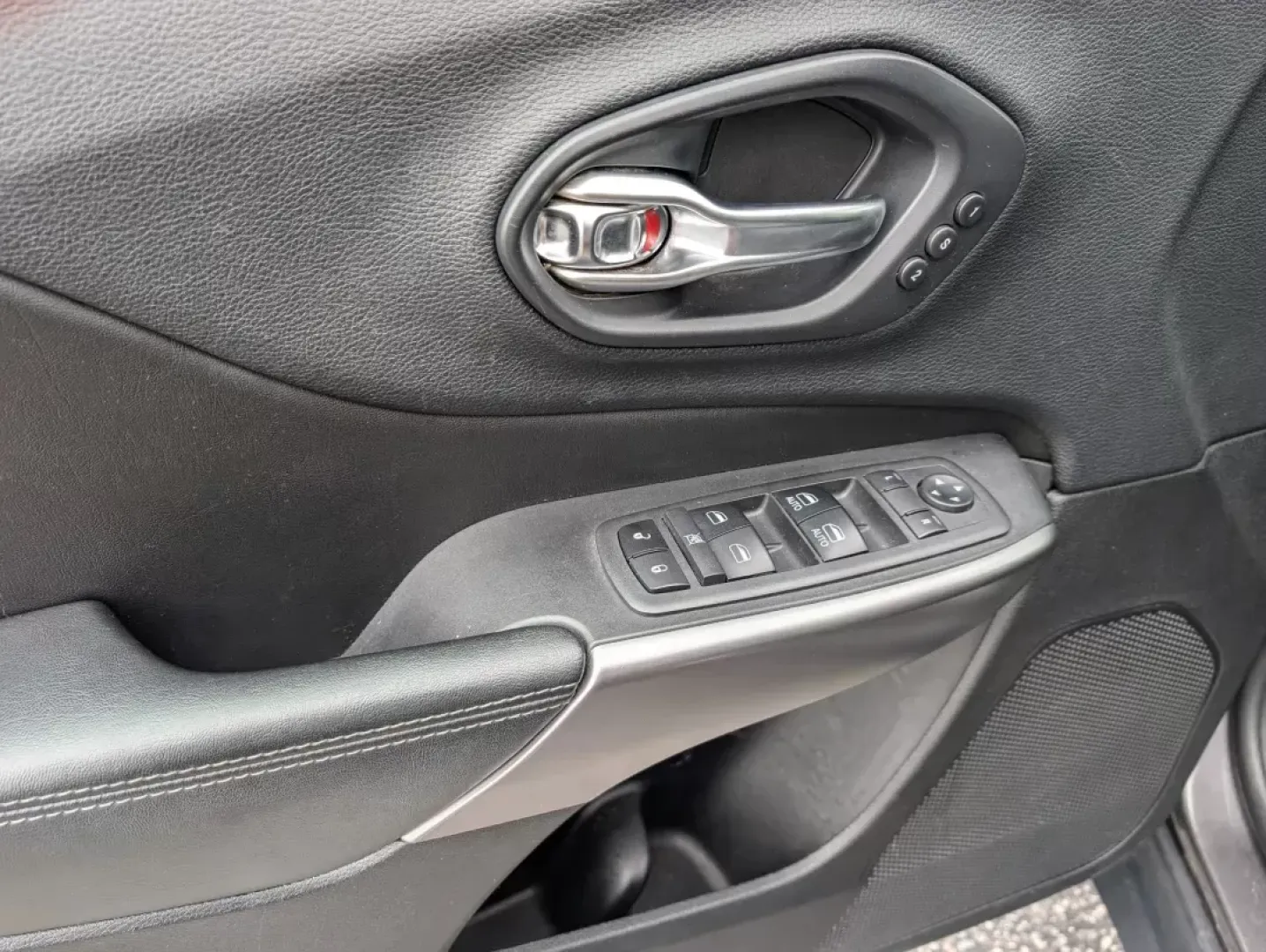 2019 /Black Jeep Cherokee Limited (1C4PJMDX0KD) with an Regular Unleaded V-6 3.2 L/198 engine, 9-Speed Automatic w/OD transmission, located at 521 Old Farm Lane Rd, Prattville, AL, 36066, (334) 325-1505, 32.482460, -86.416367 - 2019 Jeep Cherokee Limited - Photo#8