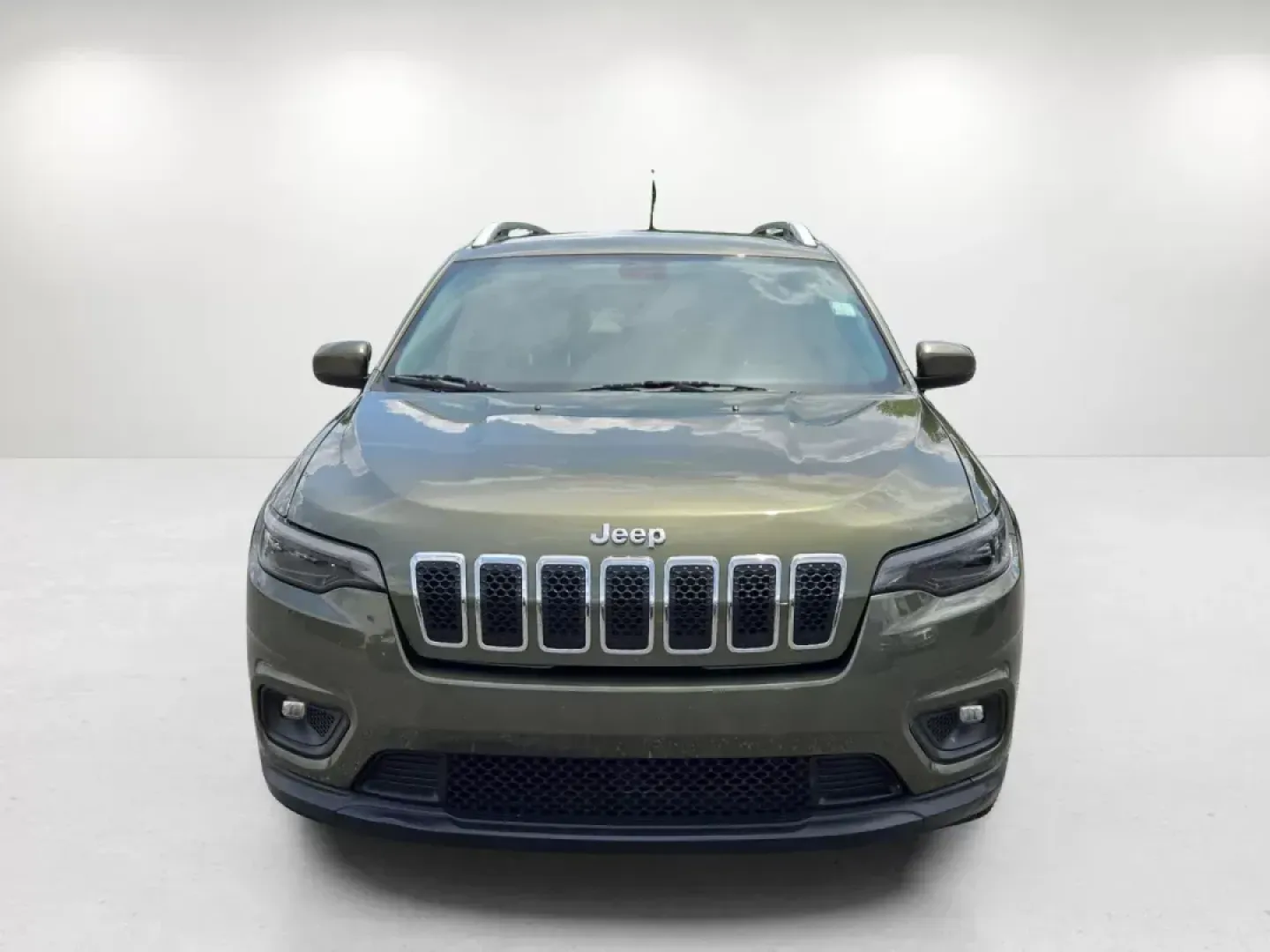 2019 /Lt Frost Beige/Black Jeep Cherokee Latitude (1C4PJLCB1KD) with an Other engine, located at 1430 Gateway Drive, Opelika, AL, 36801, (334) 239-0944, 32.637871, -85.409790 - Are you ready for the perfect blend of adventure and everyday practicality? Look no further than the 2019 Jeep Cherokee Latitude, now available at Gils Auto in Opelika, AL. This sporty utility crossover effortlessly combines style, comfort, and performance, making it the ideal vehicle for busy famil - Photo#1
