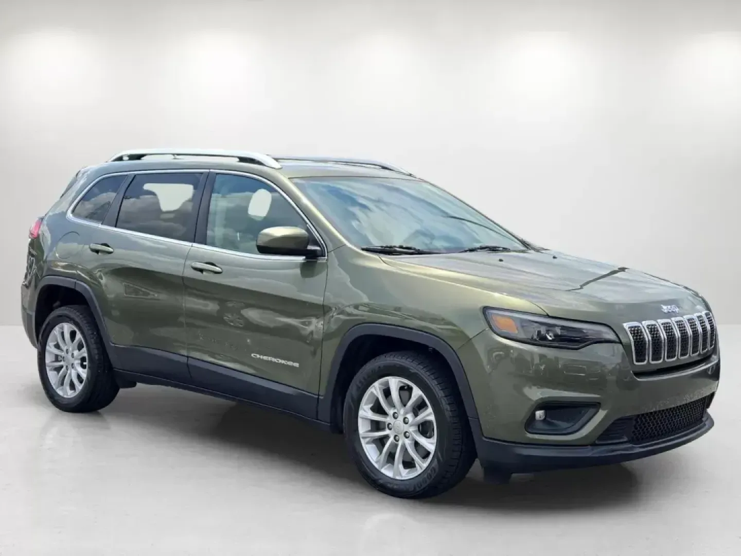 2019 /Lt Frost Beige/Black Jeep Cherokee Latitude (1C4PJLCB1KD) with an Other engine, located at 1430 Gateway Drive, Opelika, AL, 36801, (334) 239-0944, 32.637871, -85.409790 - Are you ready for the perfect blend of adventure and everyday practicality? Look no further than the 2019 Jeep Cherokee Latitude, now available at Gils Auto in Opelika, AL. This sporty utility crossover effortlessly combines style, comfort, and performance, making it the ideal vehicle for busy famil - Photo#2