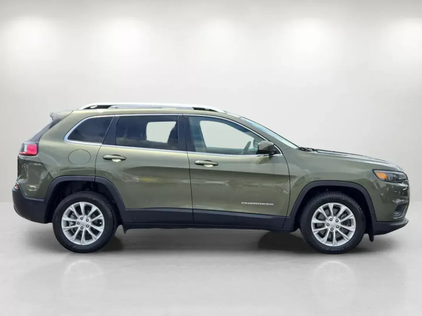 2019 /Lt Frost Beige/Black Jeep Cherokee Latitude (1C4PJLCB1KD) with an Other engine, located at 1430 Gateway Drive, Opelika, AL, 36801, (334) 239-0944, 32.637871, -85.409790 - Are you ready for the perfect blend of adventure and everyday practicality? Look no further than the 2019 Jeep Cherokee Latitude, now available at Gils Auto in Opelika, AL. This sporty utility crossover effortlessly combines style, comfort, and performance, making it the ideal vehicle for busy famil - Photo#3