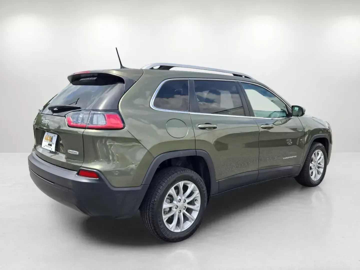 2019 /Lt Frost Beige/Black Jeep Cherokee Latitude (1C4PJLCB1KD) with an Other engine, located at 1430 Gateway Drive, Opelika, AL, 36801, (334) 239-0944, 32.637871, -85.409790 - Are you ready for the perfect blend of adventure and everyday practicality? Look no further than the 2019 Jeep Cherokee Latitude, now available at Gils Auto in Opelika, AL. This sporty utility crossover effortlessly combines style, comfort, and performance, making it the ideal vehicle for busy famil - Photo#4