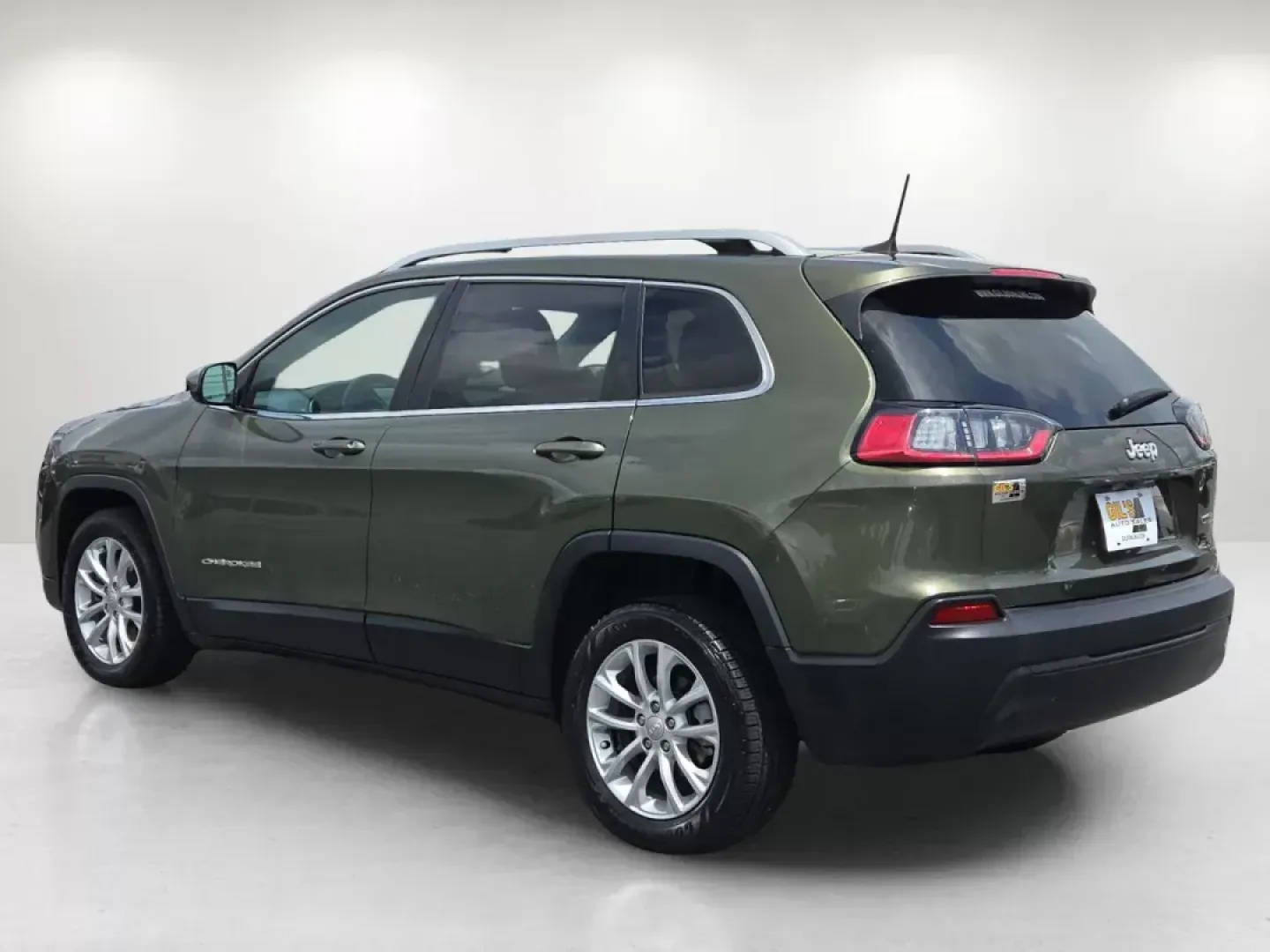 2019 /Lt Frost Beige/Black Jeep Cherokee Latitude (1C4PJLCB1KD) with an Other engine, located at 1430 Gateway Drive, Opelika, AL, 36801, (334) 239-0944, 32.637871, -85.409790 - Are you ready for the perfect blend of adventure and everyday practicality? Look no further than the 2019 Jeep Cherokee Latitude, now available at Gils Auto in Opelika, AL. This sporty utility crossover effortlessly combines style, comfort, and performance, making it the ideal vehicle for busy famil - Photo#6