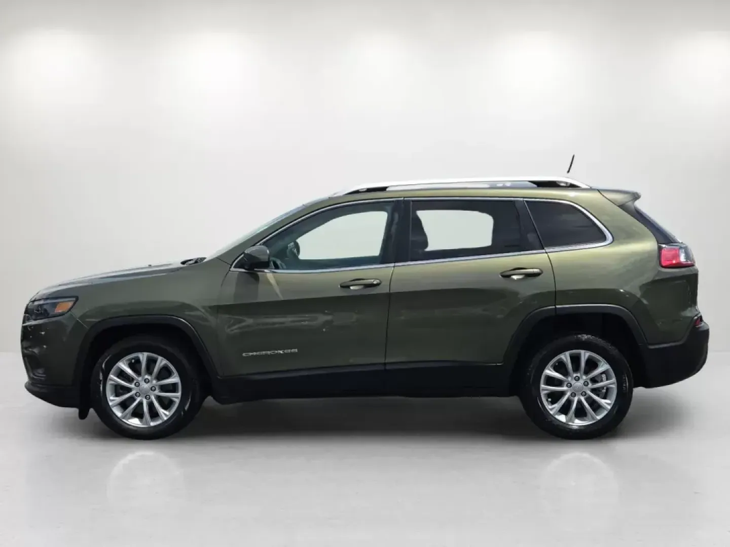2019 /Lt Frost Beige/Black Jeep Cherokee Latitude (1C4PJLCB1KD) with an Other engine, located at 1430 Gateway Drive, Opelika, AL, 36801, (334) 239-0944, 32.637871, -85.409790 - Are you ready for the perfect blend of adventure and everyday practicality? Look no further than the 2019 Jeep Cherokee Latitude, now available at Gils Auto in Opelika, AL. This sporty utility crossover effortlessly combines style, comfort, and performance, making it the ideal vehicle for busy famil - Photo#7
