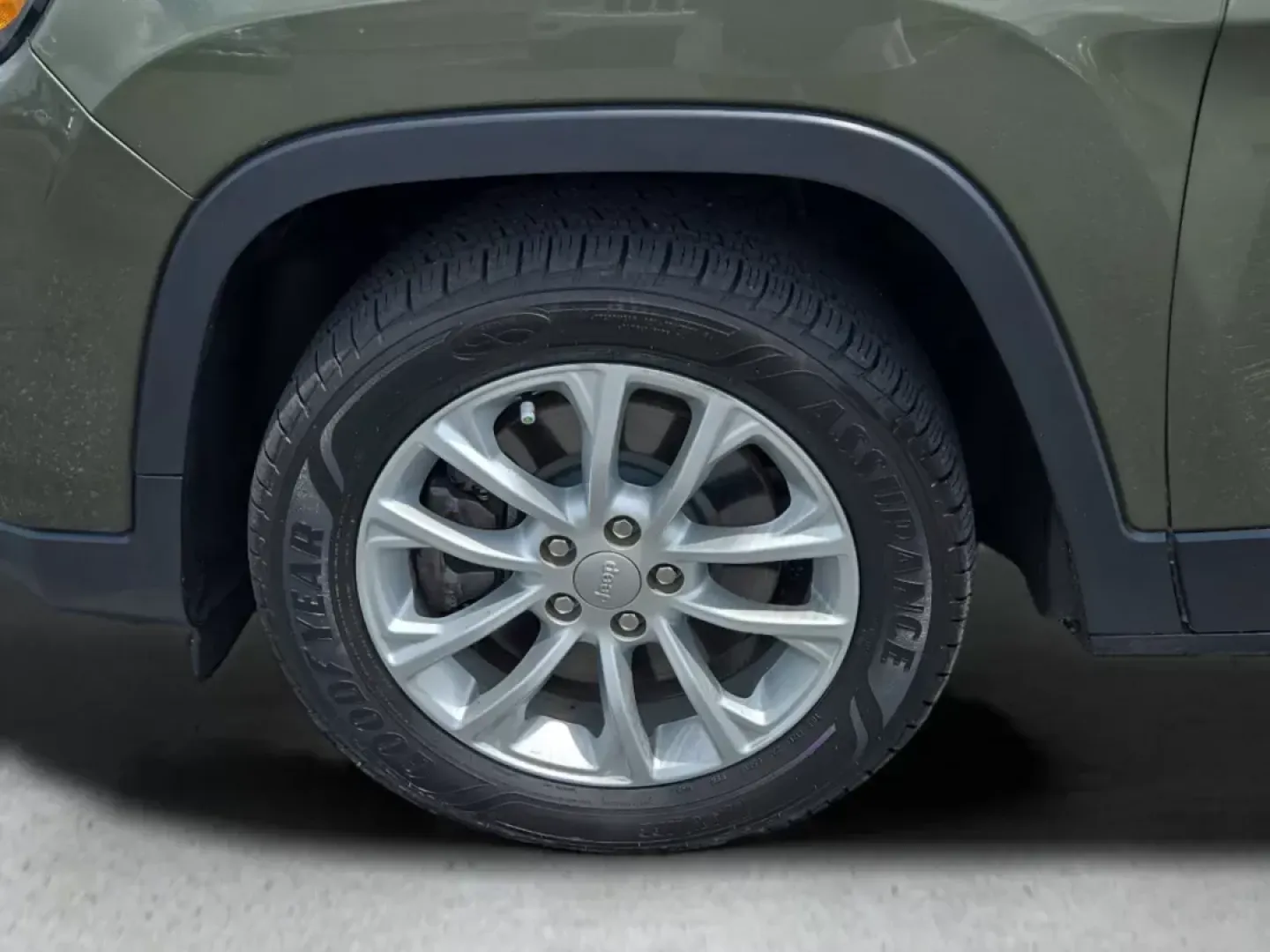 2019 /Lt Frost Beige/Black Jeep Cherokee Latitude (1C4PJLCB1KD) with an Other engine, located at 1430 Gateway Drive, Opelika, AL, 36801, (334) 239-0944, 32.637871, -85.409790 - Are you ready for the perfect blend of adventure and everyday practicality? Look no further than the 2019 Jeep Cherokee Latitude, now available at Gils Auto in Opelika, AL. This sporty utility crossover effortlessly combines style, comfort, and performance, making it the ideal vehicle for busy famil - Photo#8