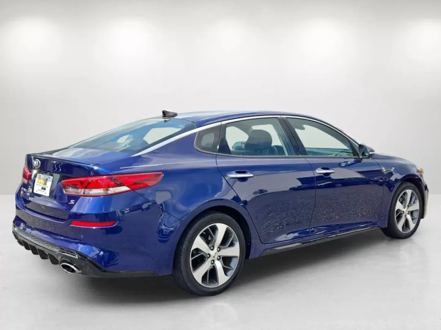 2019 /Black Kia Optima S (5XXGT4L33KG) with an Other engine, located at 3959 U.S. 80 W, Phenix City, AL, 36870, (334) 297-4885, 32.469296, -85.135185 - **Discover Your Next Adventure with the 2019 Kia Optima at Gils Auto - Columbus!**<br /> <br /> Are you ready to elevate your daily commute or family road trips? The 2019 Kia Optima is the perfect blend of style, comfort, and functionality, making it an ideal choice for growing families, busy profes - Photo#4