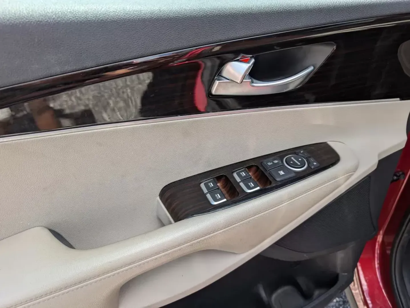 2019 /Stone Beige Kia Sorento LX (5XYPG4A31KG) with an Other engine, located at 5115 14th Ave., Columbus, GA, 31904, (706) 323-0345, 32.511494, -84.971046 - **Discover Adventure and Comfort with the 2019 Kia Sorento LX at Gils Auto in Columbus, GA!**<br /> <br /> Looking for an SUV that balances style, practicality, and performance? Whether you're commuting to work, running errands, or planning a family road trip, the 2019 Kia Sorento LX is the ideal ch - Photo#8