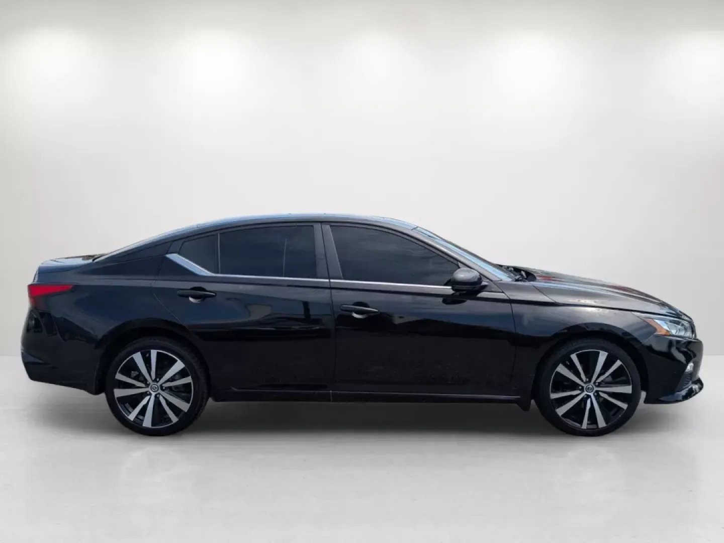 2019 Super Black /Sport Nissan Altima 2.5 SR (1N4BL4CW1KN) with an Other engine, located at 5115 14th Ave., Columbus, GA, 31904, (706) 323-0345, 32.511494, -84.971046 - **Elevate Your Driving Experience with the 2019 Nissan Altima 2.5 SR at Gils Auto - Columbus!**<br /> <br /> Are you in the market for a vehicle that combines sleek style with dependable performance? Look no further than this stunning 2019 Nissan Altima 2.5 SR, perfect for growing families, daily co - Photo#3
