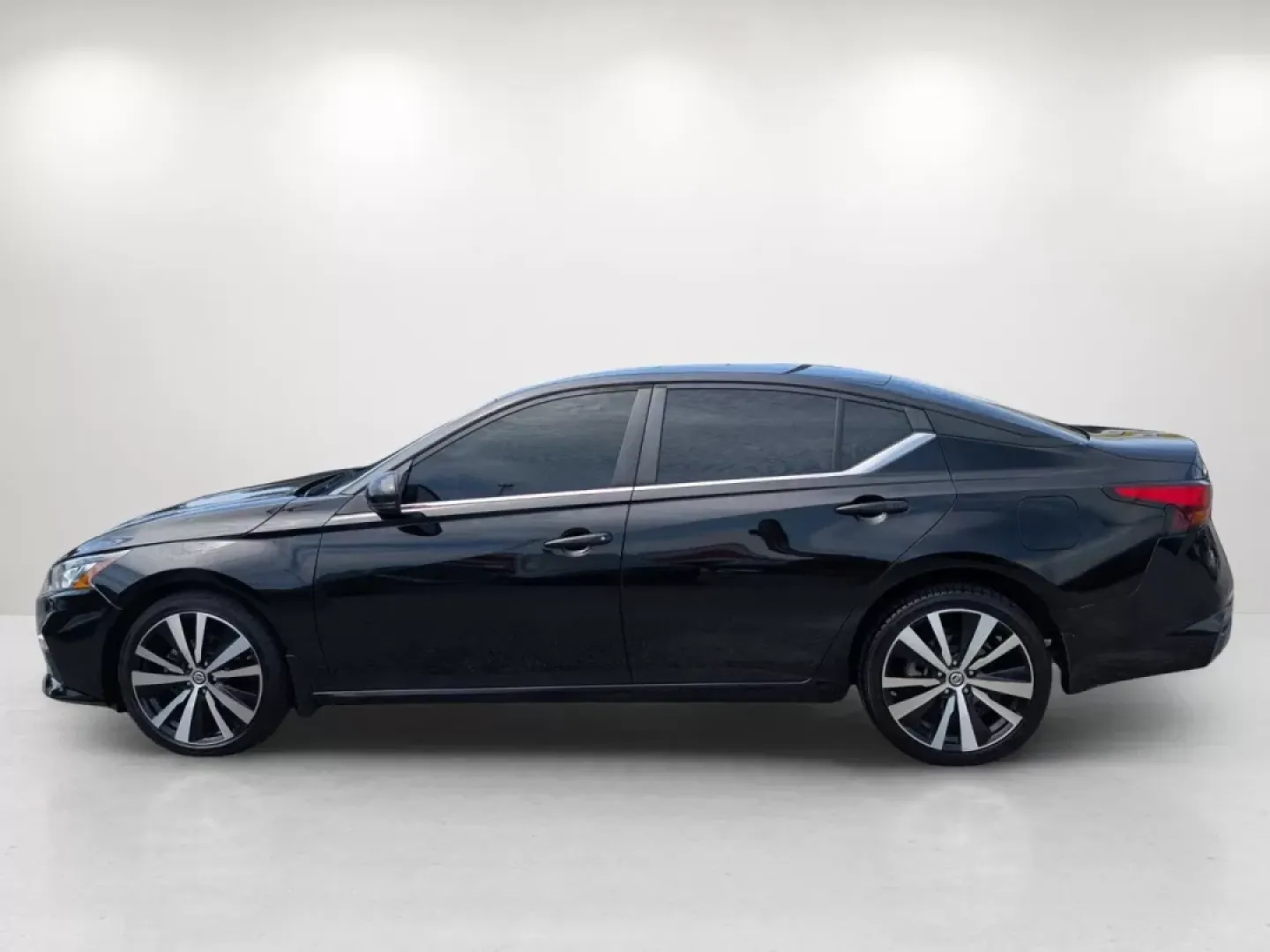 2019 Super Black /Sport Nissan Altima 2.5 SR (1N4BL4CW1KN) with an Other engine, located at 5115 14th Ave., Columbus, GA, 31904, (706) 323-0345, 32.511494, -84.971046 - **Elevate Your Driving Experience with the 2019 Nissan Altima 2.5 SR at Gils Auto - Columbus!**<br /> <br /> Are you in the market for a vehicle that combines sleek style with dependable performance? Look no further than this stunning 2019 Nissan Altima 2.5 SR, perfect for growing families, daily co - Photo#7