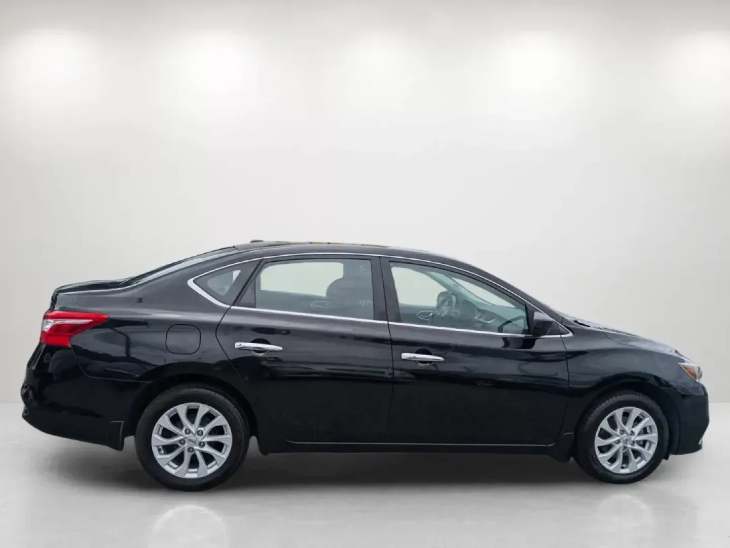 2019 /Charcoal Nissan Sentra SV (3N1AB7AP0KL) with an Regular Unleaded I-4 1.8 L/110 engine, 1-Speed CVT w/OD transmission, located at 3959 U.S. 80 W, Phenix City, AL, 36870, (334) 297-4885, 32.469296, -85.135185 - 2019 Nissan Sentra SV - Photo#4