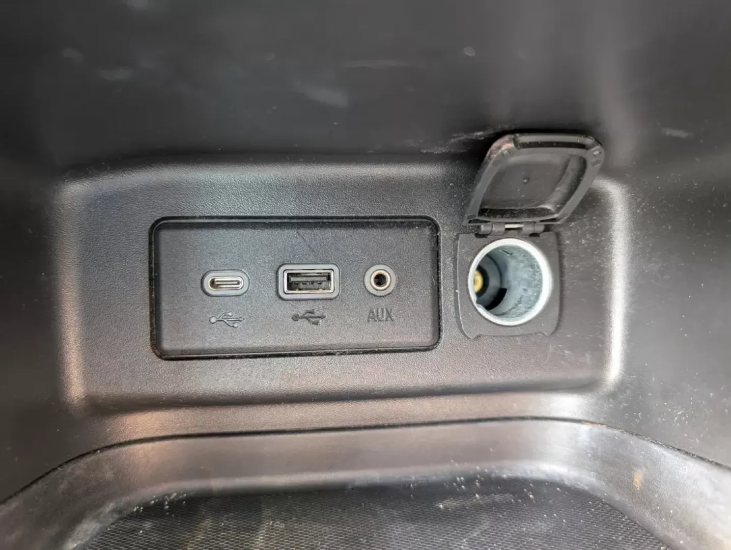 2020 /Medium Ash Gray Chevrolet Equinox LS (3GNAXHEV9LS) with an Other engine, located at 804 22nd Ave, Phenix City, AL, 36870, (334) 297-1860, 32.484749, -85.024475 - **Explore the Open Road with the 2020 Chevrolet Equinox at Gils Auto - Your Trusted Buy Here Pay Here Dealership in Phenix City**<br /> <br /> Are you in search of a versatile SUV that can effortlessly cater to your family's daily needs and weekend adventures? Look no further than this 2020 Chevrole - Photo#11