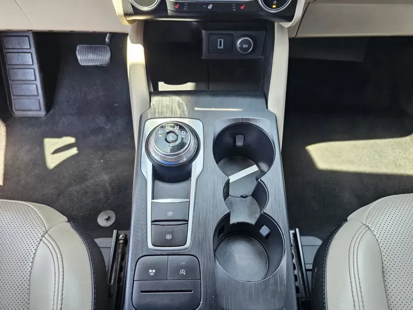 2020 Ford Escape SEL (1FMCU0H69LU) with an Intercooled Turbo Premium Unleaded I-3 1.5 L/91 engine, 8-Speed Automatic w/OD transmission, located at 521 Old Farm Lane Rd, Prattville, AL, 36066, (334) 325-1505, 32.482460, -86.416367 - 2020 Ford Escape SEL - Photo#13
