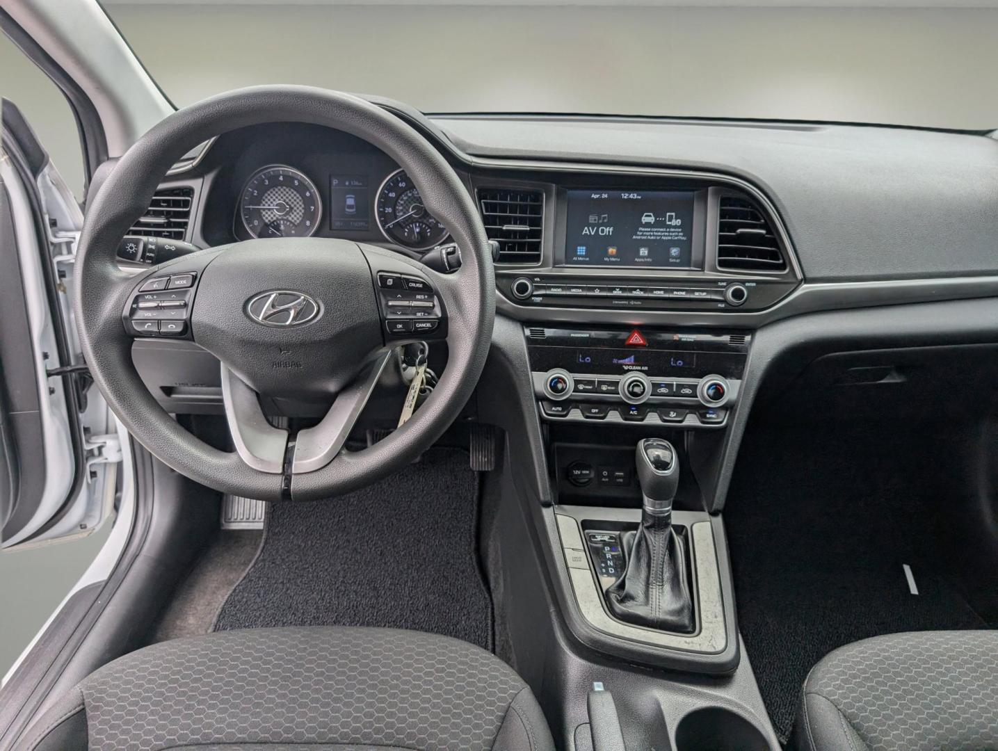 2020 /Black Hyundai Elantra SEL (5NPD84LF5LH) with an Regular Unleaded I-4 2.0 L/122 engine, 1-Speed CVT w/OD transmission, located at 7000 Northlake Connector, Columbus, GA, 31904, (706) 987-8085, 32.524975, -84.978134 - 2020 Hyundai Elantra SEL - Photo#5