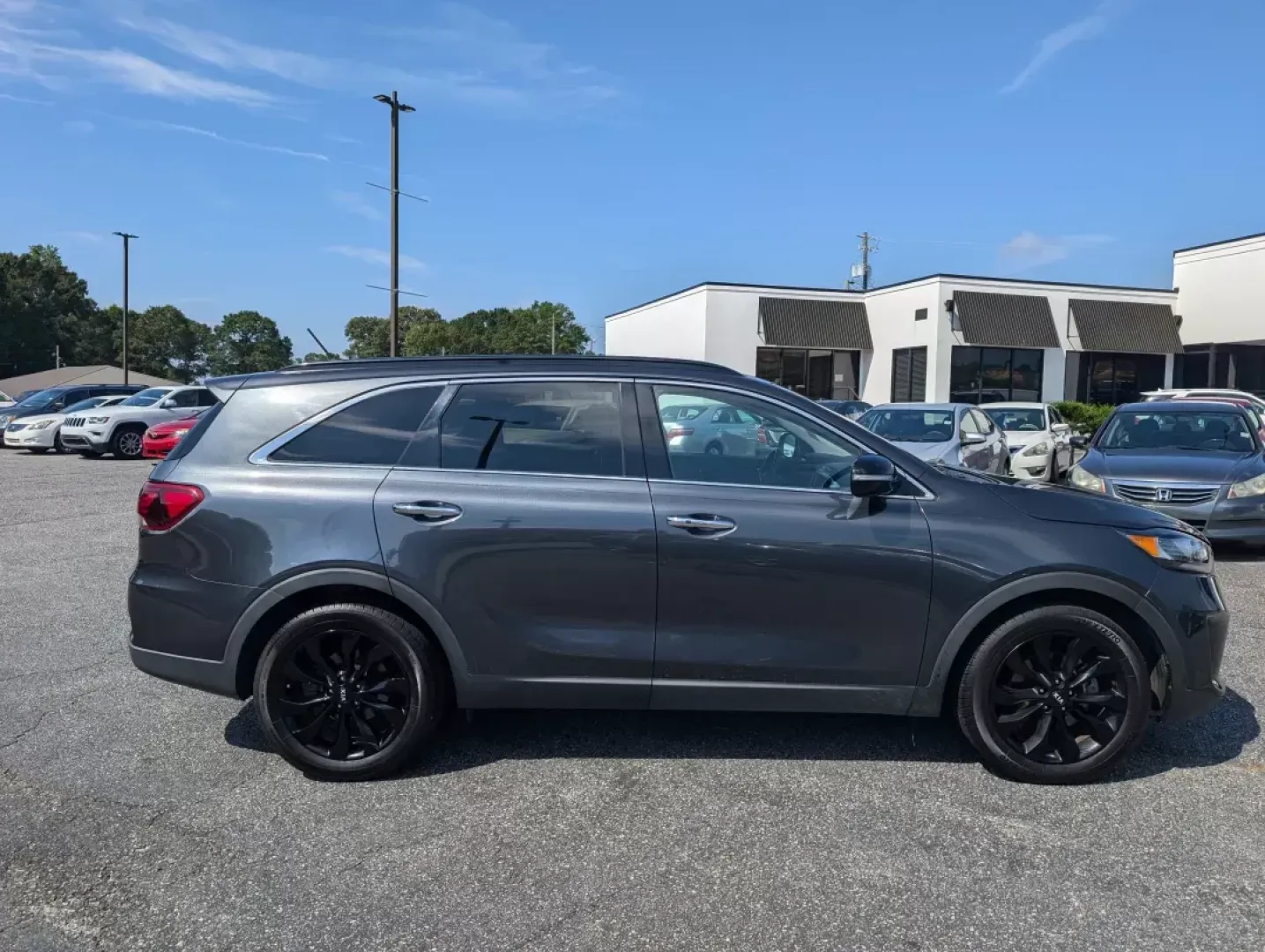 2020 /Black Kia Sorento S V6 (5XYPG4A50LG) with an Other engine, located at 3959 U.S. 80 W, Phenix City, AL, 36870, (334) 297-4885, 32.469296, -85.135185 - **Discover Your Adventurous Side with the 2020 Kia Sorento at Gils Auto - Phenix City!**<br /> <br /> Are you ready to elevate your family outings or weekend adventures? The 2020 Kia Sorento, available at Gils Auto in Phenix City, AL, is the perfect vehicle for those who crave space, comfort, and ve - Photo#3