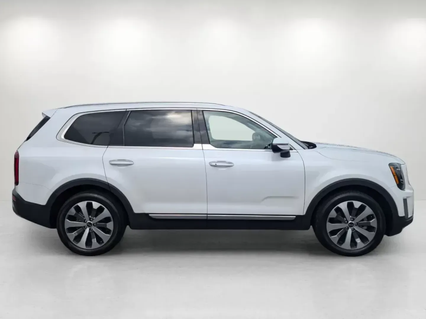 2020 /Gray Kia Telluride S (5XYP6DHC3LG) with an Other engine, located at 1430 Gateway Drive, Opelika, AL, 36801, (334) 239-0944, 32.637871, -85.409790 - **Experience Adventure and Comfort with the 2020 Kia Telluride at Gils Auto in Phenix City, AL!**<br /> <br /> If you're seeking a vehicle that seamlessly combines adventure with everyday practicality, look no further than the stunning 2020 Kia Telluride. Perfect for growing families or anyone who l - Photo#3