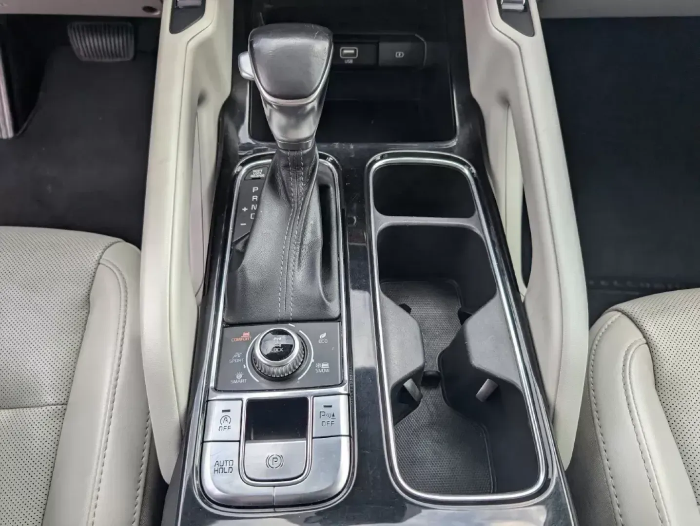 2020 /Gray Kia Telluride S (5XYP6DHC3LG) with an Other engine, located at 1430 Gateway Drive, Opelika, AL, 36801, (334) 239-0944, 32.637871, -85.409790 - **Experience Adventure and Comfort with the 2020 Kia Telluride at Gils Auto in Phenix City, AL!**<br /> <br /> If you're seeking a vehicle that seamlessly combines adventure with everyday practicality, look no further than the stunning 2020 Kia Telluride. Perfect for growing families or anyone who l - Photo#15
