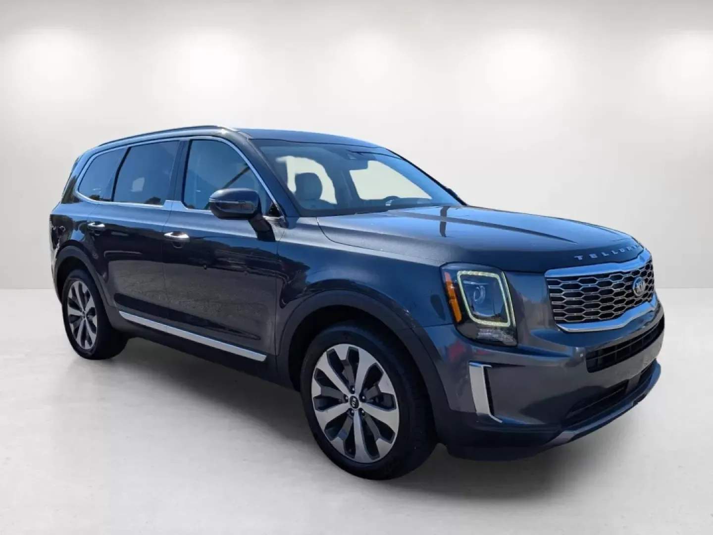 2020 /Gray Kia Telluride S (5XYP64HC6LG) with an Other engine, located at 3959 U.S. 80 W, Phenix City, AL, 36870, (334) 297-4885, 32.469296, -85.135185 - **Elevate Your Family Adventures with the 2020 Kia Telluride S at Gils Auto!**<br /> <br /> Searching for a reliable, spacious SUV that seamlessly fits into your family's active lifestyle? Look no further than the stunning 2020 Kia Telluride S, available now at Gils Auto in Phenix City, AL. This met - Photo#2