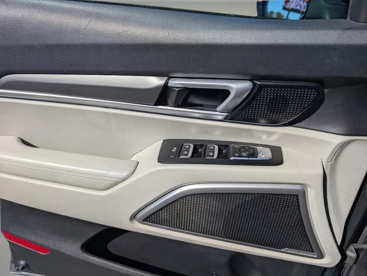 2020 /Gray Kia Telluride S (5XYP64HC6LG) with an Other engine, located at 3959 U.S. 80 W, Phenix City, AL, 36870, (334) 297-4885, 32.469296, -85.135185 - **Elevate Your Family Adventures with the 2020 Kia Telluride S at Gils Auto!**<br /> <br /> Searching for a reliable, spacious SUV that seamlessly fits into your family's active lifestyle? Look no further than the stunning 2020 Kia Telluride S, available now at Gils Auto in Phenix City, AL. This met - Photo#8