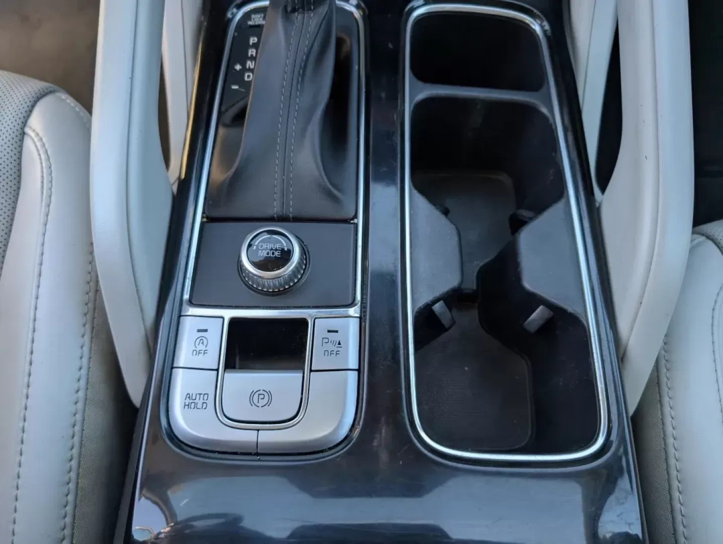 2020 /Gray Kia Telluride S (5XYP64HC6LG) with an Other engine, located at 3959 U.S. 80 W, Phenix City, AL, 36870, (334) 297-4885, 32.469296, -85.135185 - **Elevate Your Family Adventures with the 2020 Kia Telluride S at Gils Auto!**<br /> <br /> Searching for a reliable, spacious SUV that seamlessly fits into your family's active lifestyle? Look no further than the stunning 2020 Kia Telluride S, available now at Gils Auto in Phenix City, AL. This met - Photo#13