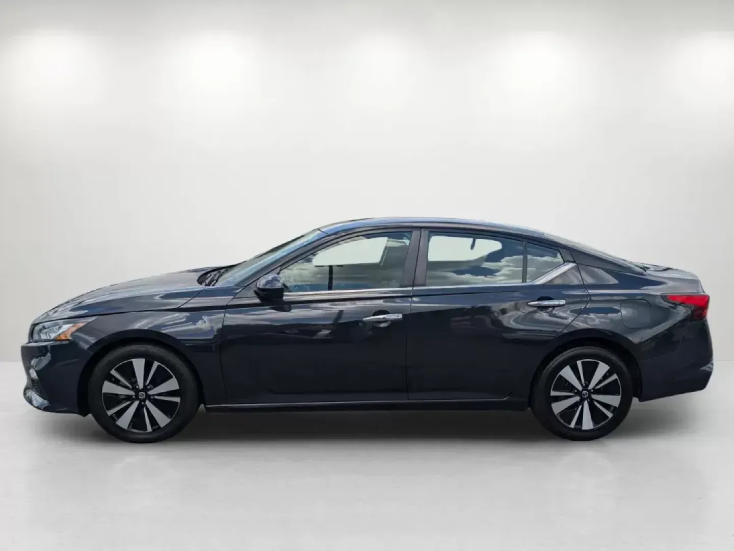 2021 /Charcoal Nissan Altima 2.5 SV (1N4BL4DV5MN) with an Regular Unleaded I-4 2.5 L/152 engine, 1-Speed CVT w/OD transmission, located at 3959 U.S. 80 W, Phenix City, AL, 36870, (334) 297-4885, 32.469296, -85.135185 - **Find Your Perfect Ride with Gils Auto 2021 Nissan Altima 2.5 SV** <br /> <br /> Are you in search of a reliable sedan that effortlessly balances comfort, style, and advanced technology? Look no further than the stunning 2021 Nissan Altima 2.5 SV, available now at Gils Auto in Phenix City, AL. Th - Photo#8