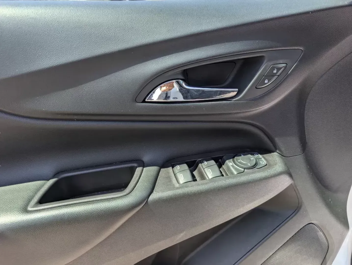 2022 /Jet Black Chevrolet Equinox LT (2GNAXKEVXN6) with an Other engine, located at 1430 Gateway Drive, Opelika, AL, 36801, (334) 239-0944, 32.637871, -85.409790 - Discover the perfect blend of style, comfort, and capability with the 2022 Chevrolet Equinox LT, available at Gils Auto in Columbus, GA. This sporty SUV is ideal for weekend adventures, family outings, or daily commutes-making it a versatile choice for anyone looking to elevate their driving experie - Photo#9