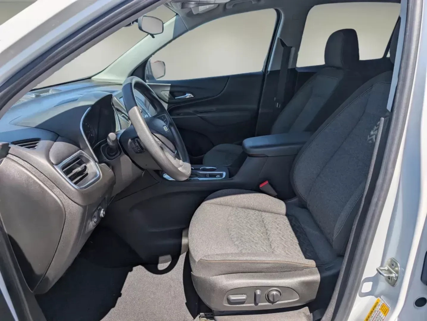 2022 /Jet Black Chevrolet Equinox LT (2GNAXKEVXN6) with an Other engine, located at 1430 Gateway Drive, Opelika, AL, 36801, (334) 239-0944, 32.637871, -85.409790 - Discover the perfect blend of style, comfort, and capability with the 2022 Chevrolet Equinox LT, available at Gils Auto in Columbus, GA. This sporty SUV is ideal for weekend adventures, family outings, or daily commutes-making it a versatile choice for anyone looking to elevate their driving experie - Photo#10