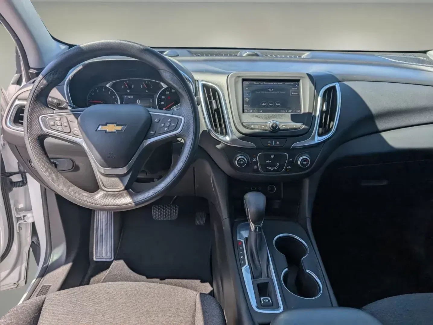 2022 /Jet Black Chevrolet Equinox LT (2GNAXKEVXN6) with an Other engine, located at 1430 Gateway Drive, Opelika, AL, 36801, (334) 239-0944, 32.637871, -85.409790 - Discover the perfect blend of style, comfort, and capability with the 2022 Chevrolet Equinox LT, available at Gils Auto in Columbus, GA. This sporty SUV is ideal for weekend adventures, family outings, or daily commutes-making it a versatile choice for anyone looking to elevate their driving experie - Photo#12