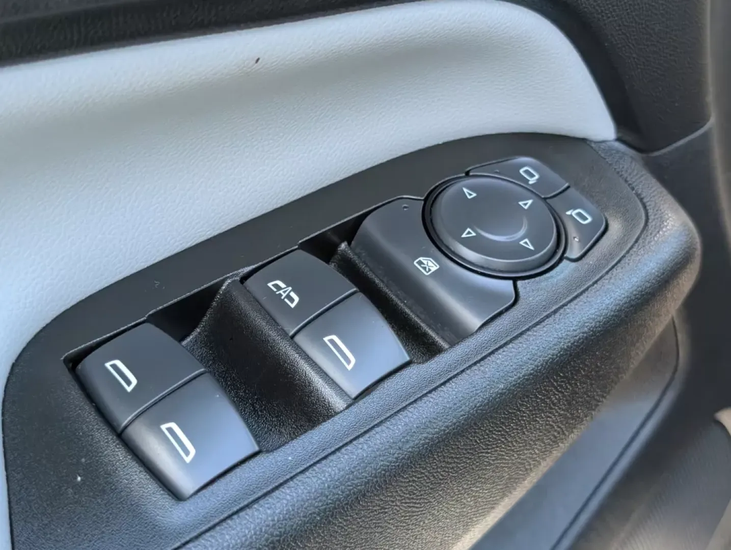 2022 /Medium Ash Gray Chevrolet Equinox LS (3GNAXHEV9NS) with an Other engine, located at 3959 U.S. 80 W, Phenix City, AL, 36870, (334) 297-4885, 32.469296, -85.135185 - **Discover Your Perfect Adventure Companion: 2022 Chevrolet Equinox LS at Gils Auto!**<br /> <br /> Are you in search of a reliable SUV that fits seamlessly into your active lifestyle? Look no further than the 2022 Chevrolet Equinox LS, now available at Gils Auto in Phenix City, AL. This versatile s - Photo#10