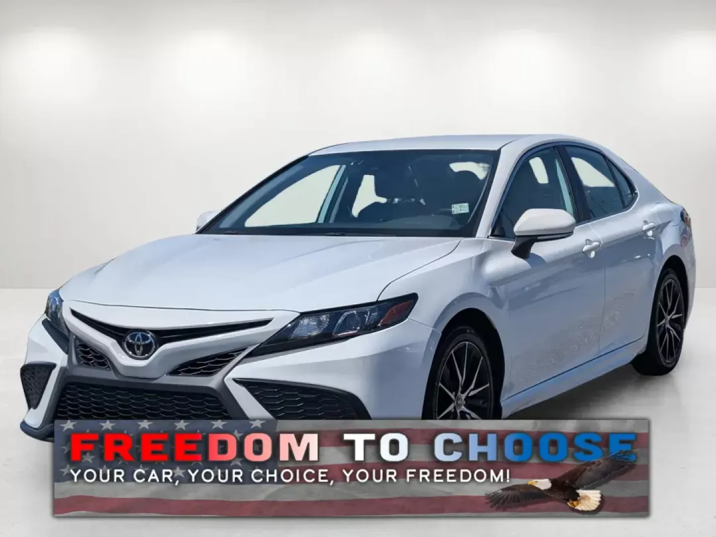 2022 Toyota Camry SE (4T1G11AKXNU) with an Regular Unleaded I-4 2.5 L/152 engine, 8-Speed Automatic w/OD transmission, located at 1430 Gateway Drive, Opelika, AL, 36801, (334) 239-0944, 32.637871, -85.409790 - **Discover Your Next Adventure with the 2022 Toyota Camry SE at Gils Auto Opelika, AL!**<br /> <br /> Are you ready to elevate your daily commute or embark on weekend getaways with style and comfort? Look no further than this stunning **2022 Toyota Camry SE**, the perfect sedan for both family trip - Photo#0