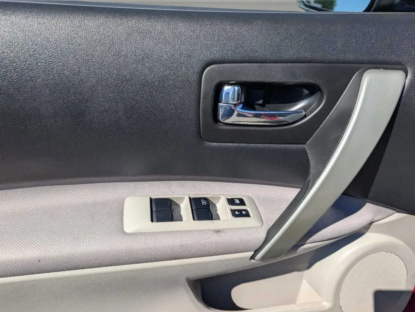 2015 /Gray Nissan Rogue S (JN8AS5MT4FW) with an Other engine, located at 7000 Northlake Connector, Columbus, GA, 31904, (706) 987-8085, 32.524975, -84.978134 - **Embrace Adventure with the 2015 Nissan Rogue Select Perfect for Your Next Family Getaway!**<br /> <br /> If you're seeking a vehicle that effortlessly blends comfort, style, and functionality, look no further than this 2015 Nissan Rogue Select S. This SUV is tailored for growing families, making - Photo#7