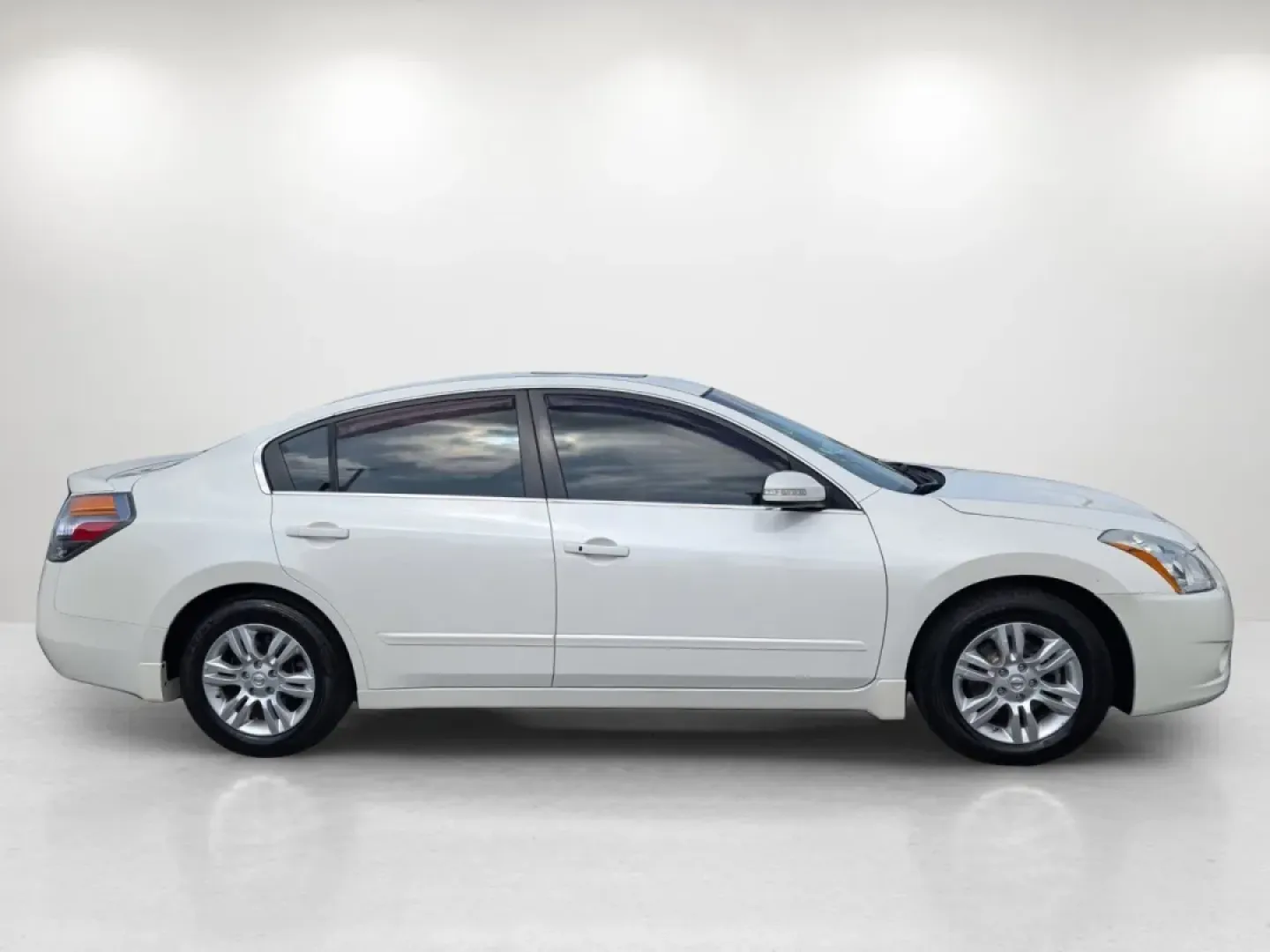 2012 /Blonde Nissan Altima 2.5 SL (1N4AL2APXCC) with an Other engine, located at 804 22nd Ave, Phenix City, AL, 36870, (334) 297-1860, 32.484749, -85.024475 - **Discover Comfort and Style with the 2012 Nissan Altima at Gils Auto!**<br /> <br /> Looking for a reliable vehicle that perfectly balances comfort, style, and practicality? The 2012 Nissan Altima is ideal for long commutes and weekend getaways alike! This sleek sedan combines a smooth ride with im - Photo#3