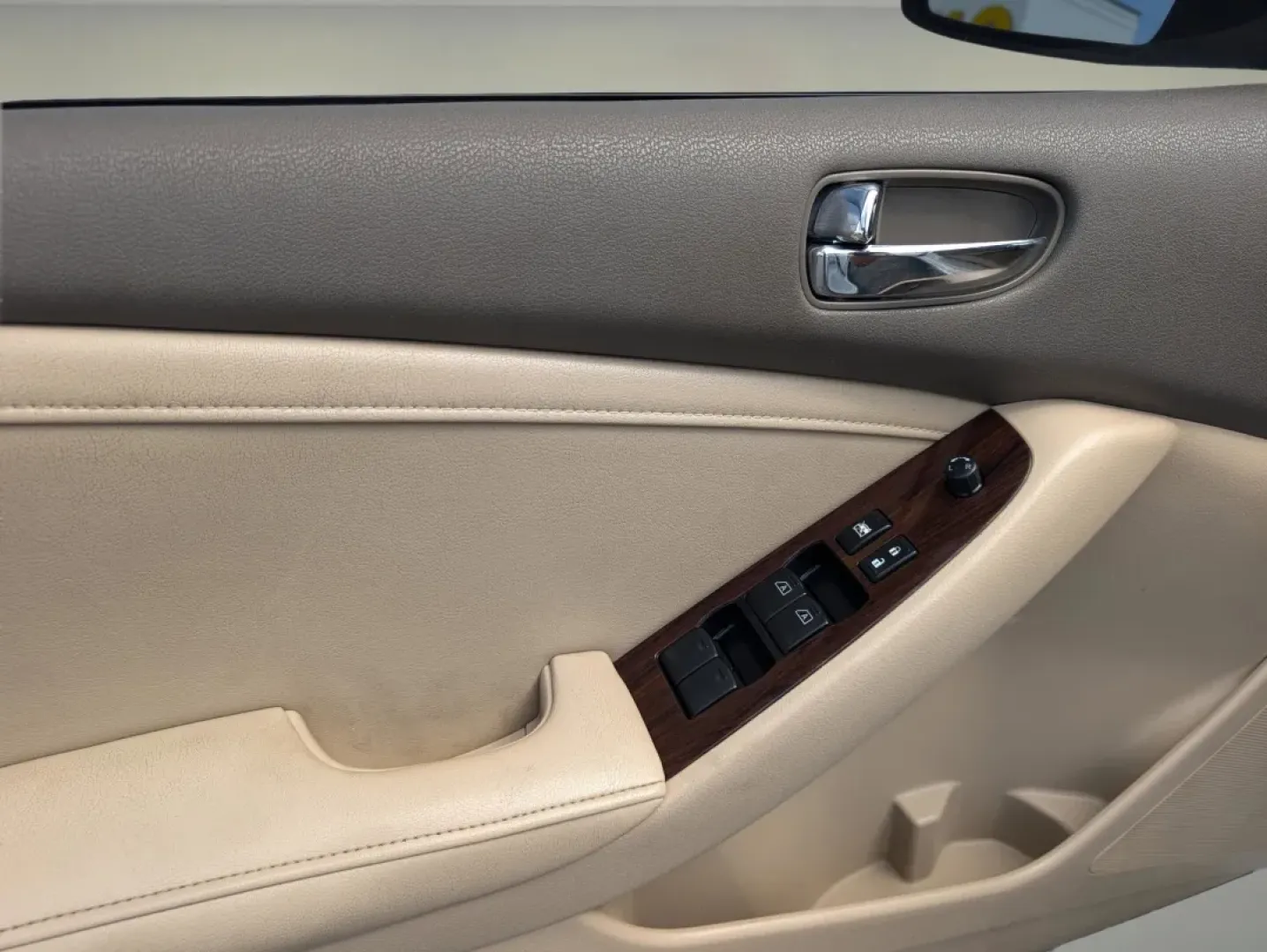 2012 /Blonde Nissan Altima 2.5 SL (1N4AL2APXCC) with an Other engine, located at 804 22nd Ave, Phenix City, AL, 36870, (334) 297-1860, 32.484749, -85.024475 - **Discover Comfort and Style with the 2012 Nissan Altima at Gils Auto!**<br /> <br /> Looking for a reliable vehicle that perfectly balances comfort, style, and practicality? The 2012 Nissan Altima is ideal for long commutes and weekend getaways alike! This sleek sedan combines a smooth ride with im - Photo#8