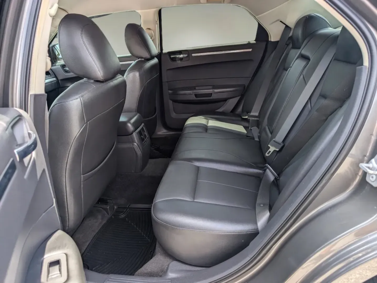 2009 /Dark slate gray Chrysler 300 Touring (2C3KA53V69H) with an Other engine, located at 1430 Gateway Drive, Opelika, AL, 36801, (334) 239-0944, 32.637871, -85.409790 - Welcome to a new chapter in your driving experience! Whether you're navigating the bustling streets of Phenix City or embarking on a weekend getaway, the 2009 Chrysler 300 Touring is the perfect vehicle for those seeking a blend of comfort, style, and reliability. With its deep Dark Titanium Metalli - Photo#10