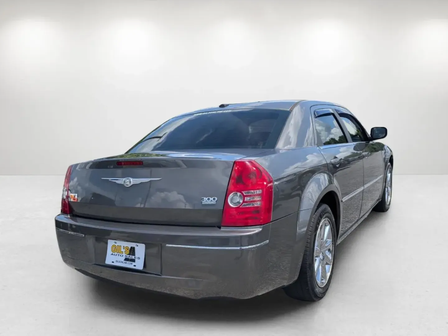 2009 /Dark slate gray Chrysler 300 Touring (2C3KA53V69H) with an Other engine, located at 804 22nd Ave, Phenix City, AL, 36870, (334) 297-1860, 32.484749, -85.024475 - Welcome to a new chapter in your driving experience! Whether you're navigating the bustling streets of Phenix City or embarking on a weekend getaway, the 2009 Chrysler 300 Touring is the perfect vehicle for those seeking a blend of comfort, style, and reliability. With its deep Dark Titanium Metalli - Photo#5
